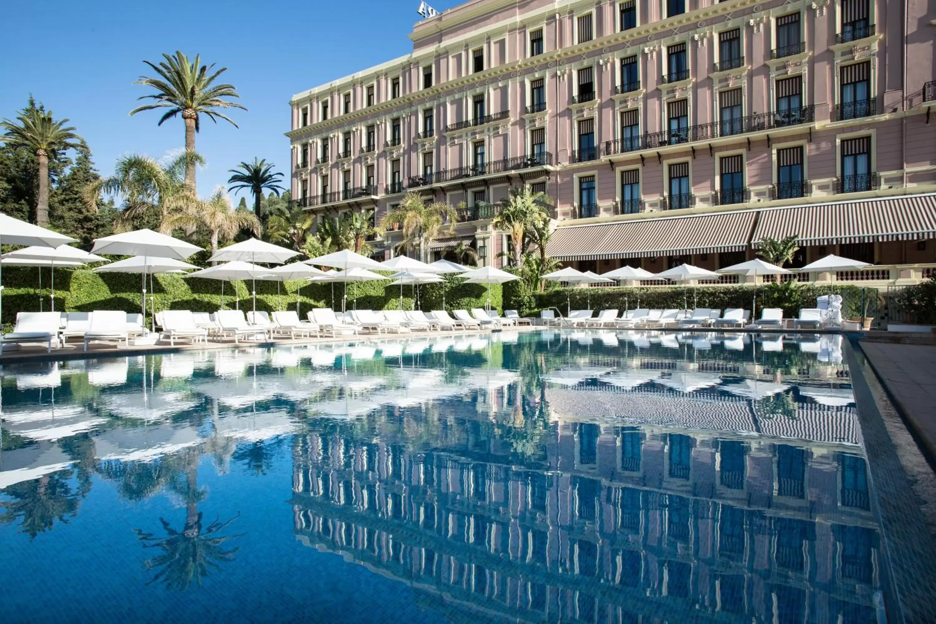 Facade/entrance, Swimming Pool in Hotel Royal-Riviera