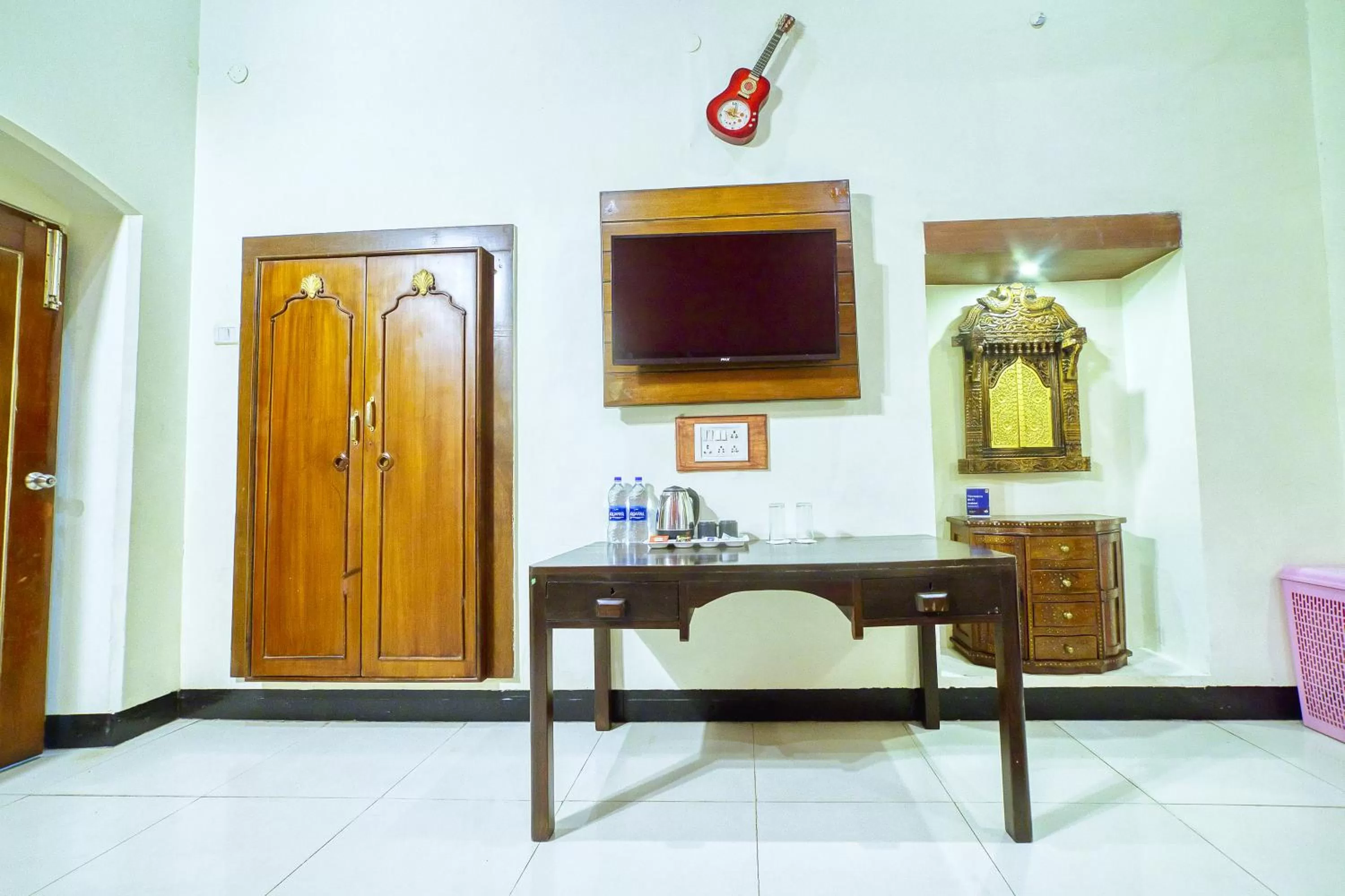 Communal lounge/ TV room in HOTEL WINDSOR CASTLE