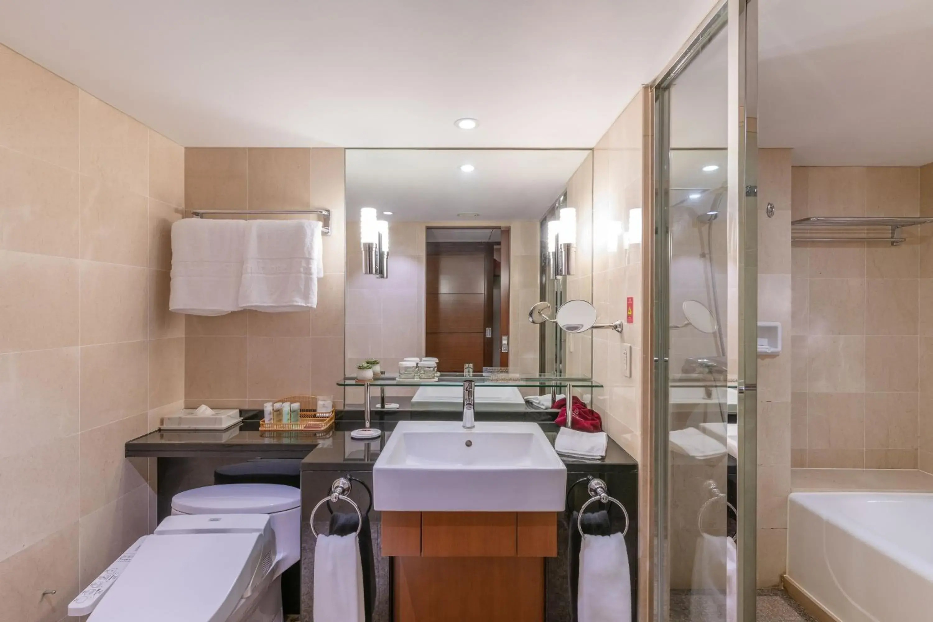 Toilet, Bathroom in Okura Garden Hotel