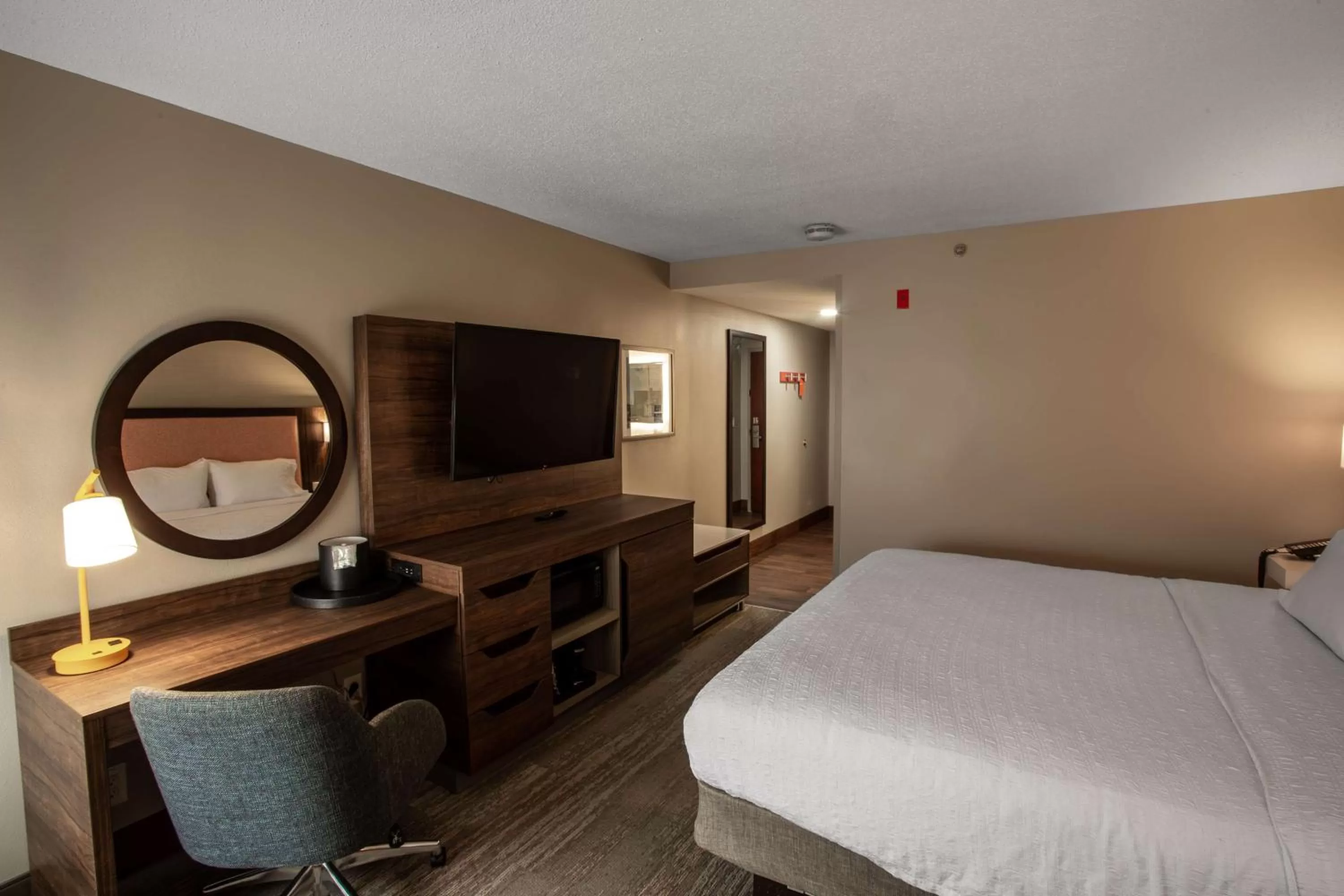 Bedroom, Bed in Hampton Inn Springfield