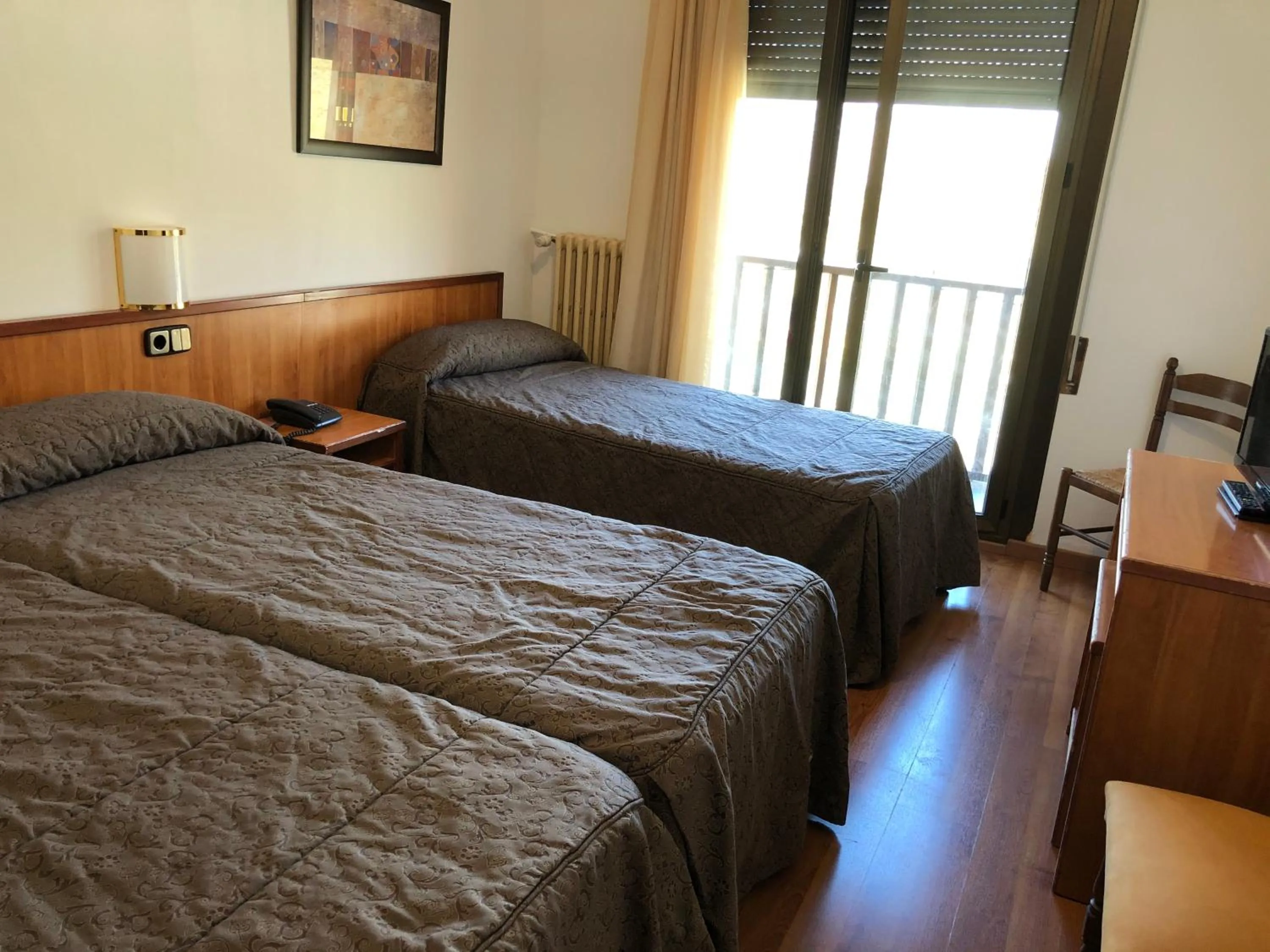 Communal lounge/ TV room, Bed in Hotel Refugi dels Isards