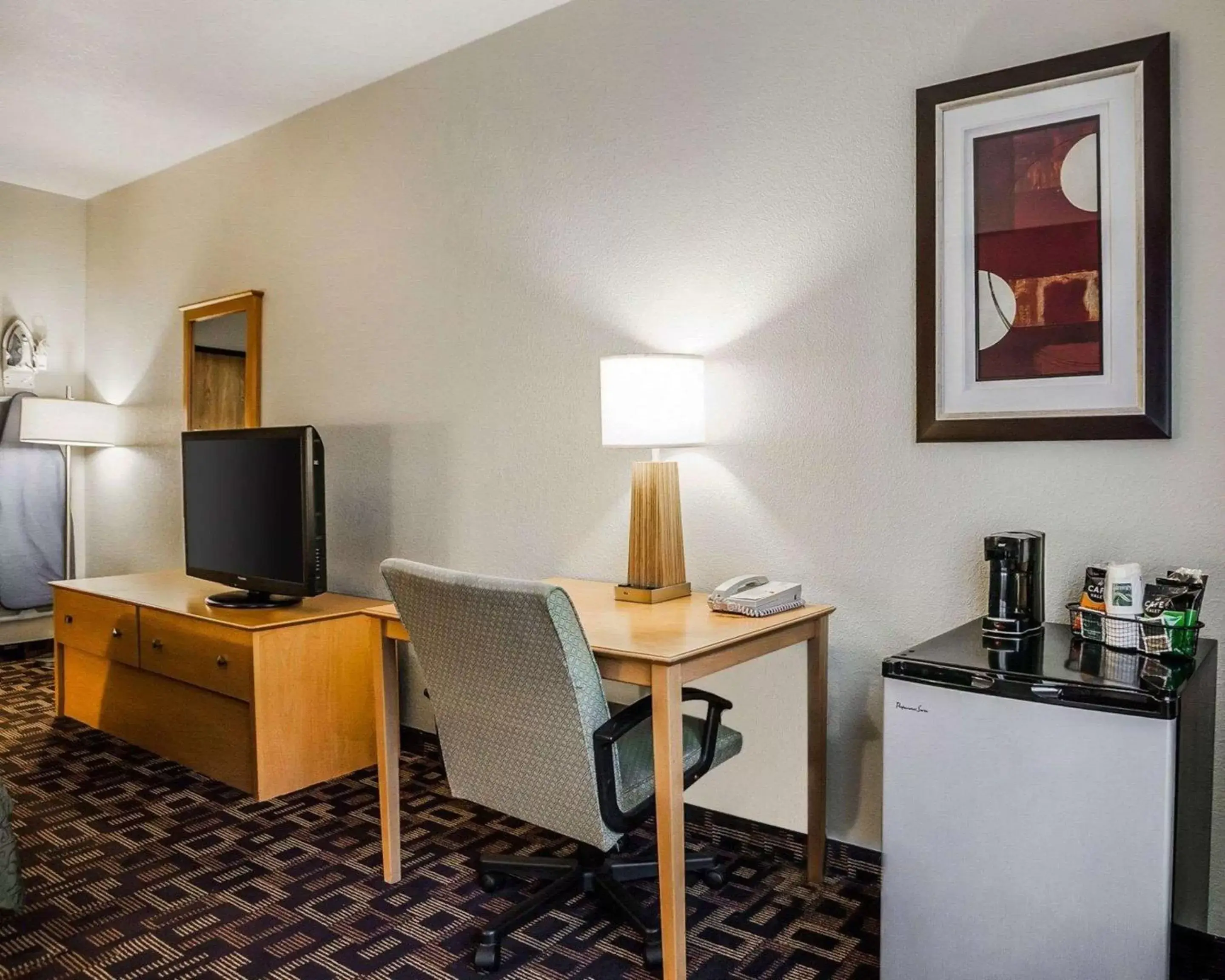 Photo of the whole room, TV/Entertainment Center in Quality Inn & Suites Des Moines Airport