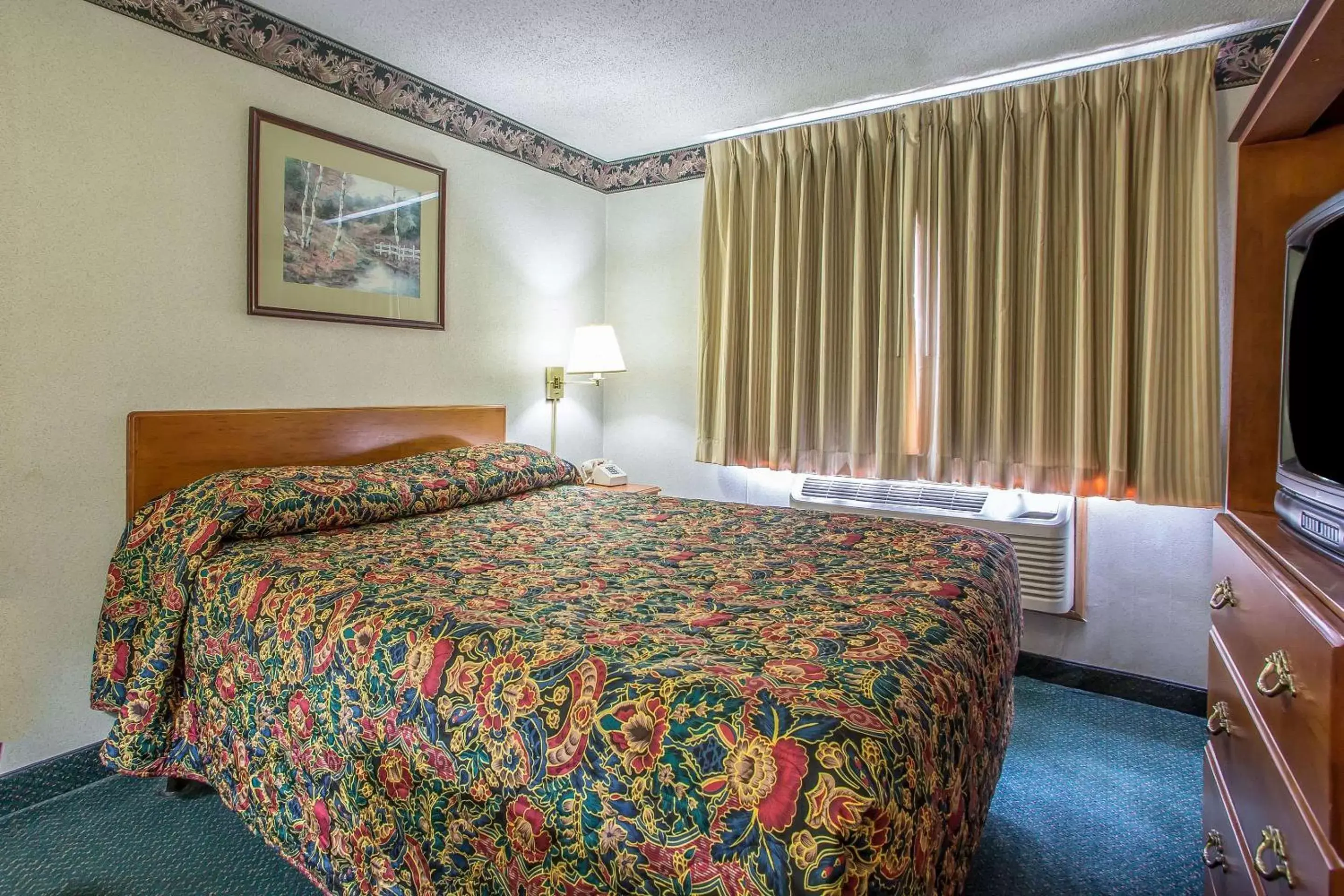 Photo of the whole room, Bed in Rodeway Inn Photo of the whole room, Bed in Rodeway Inn