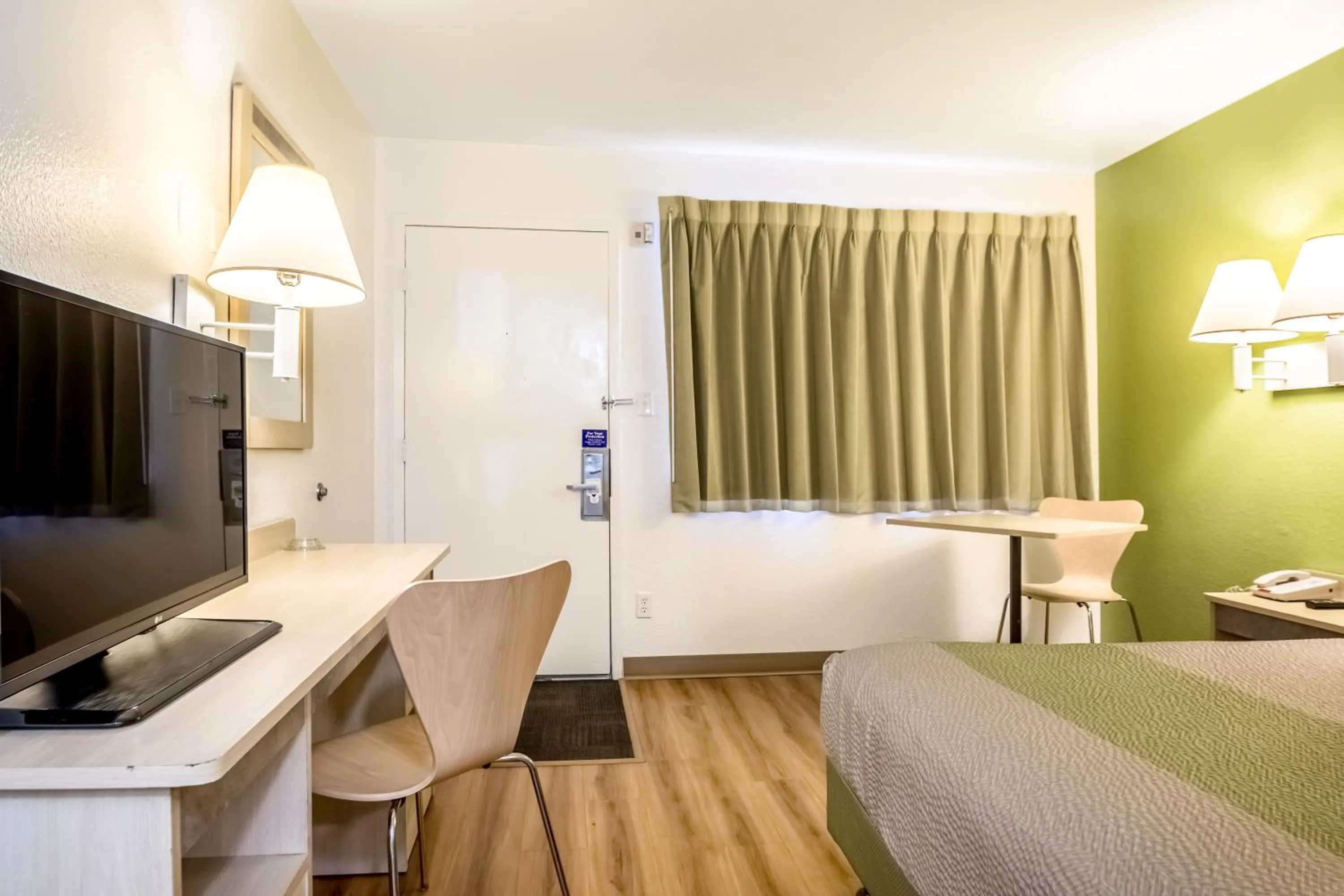 Bedroom, Bed in Motel 6-Pueblo, CO - I-25