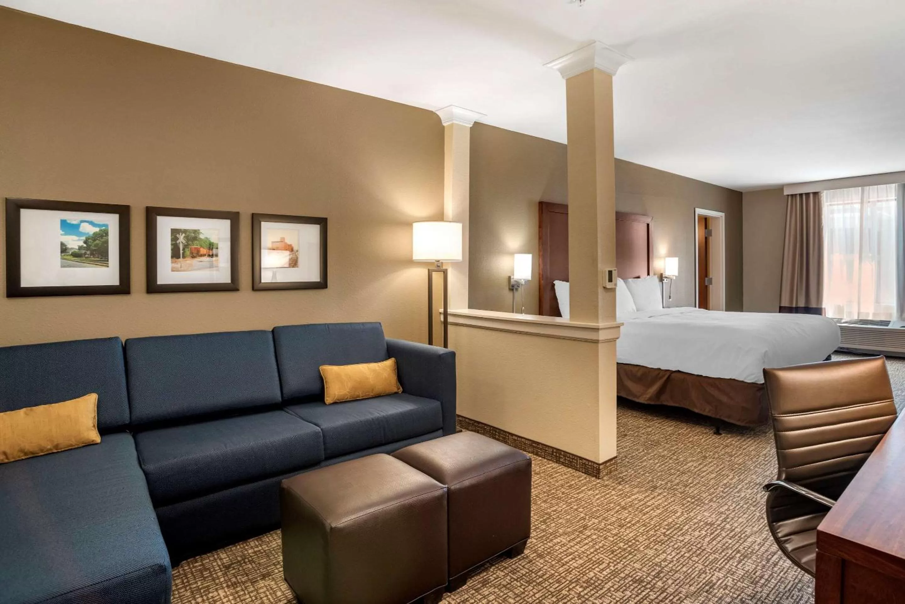 Photo of the whole room, Bed in Comfort Inn & Suites
