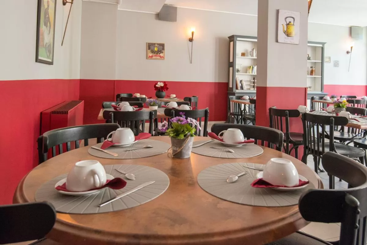 Restaurant/places to eat in Hotel du Forum