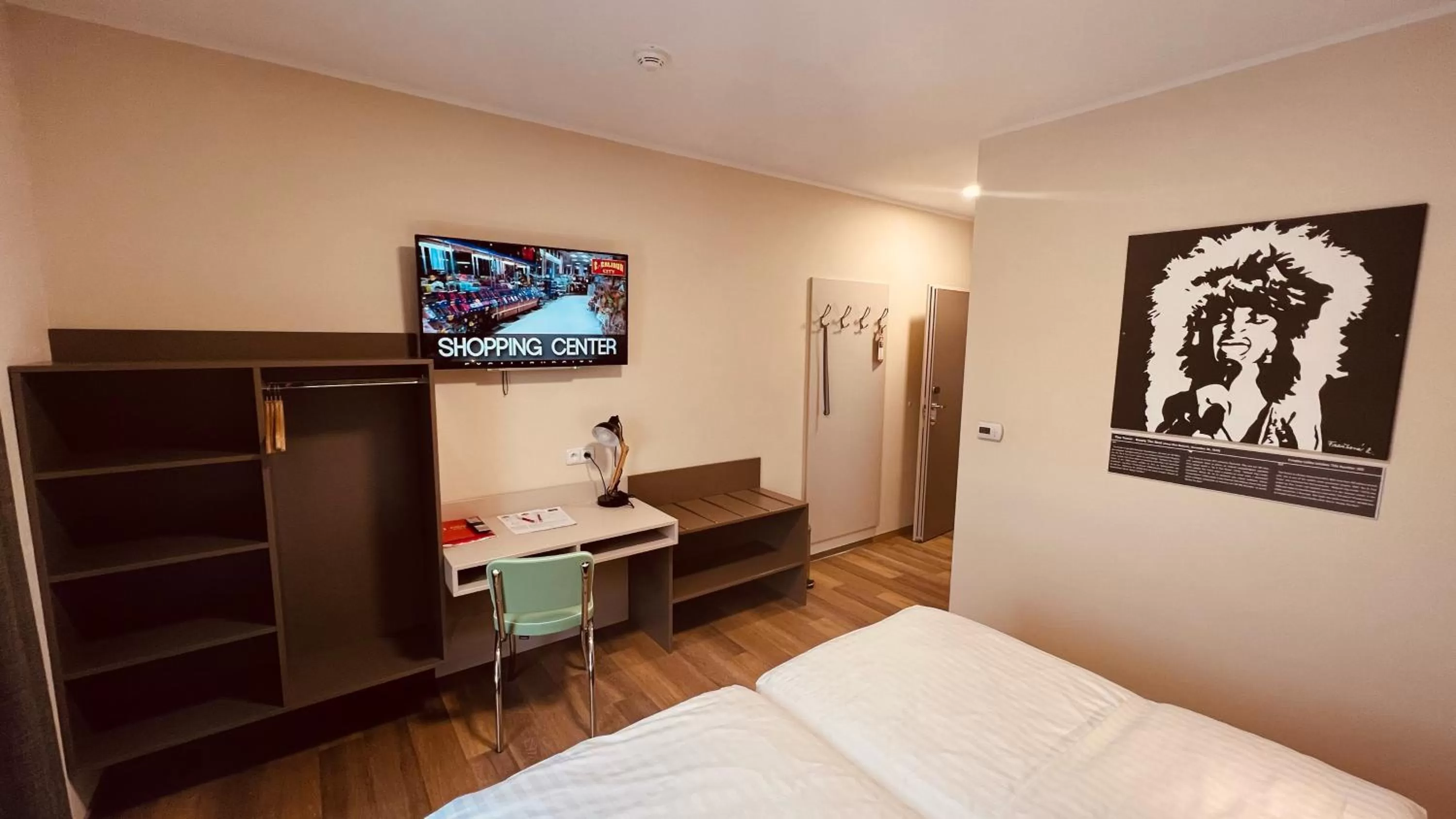 TV/Entertainment Center in Jukebox Hotel