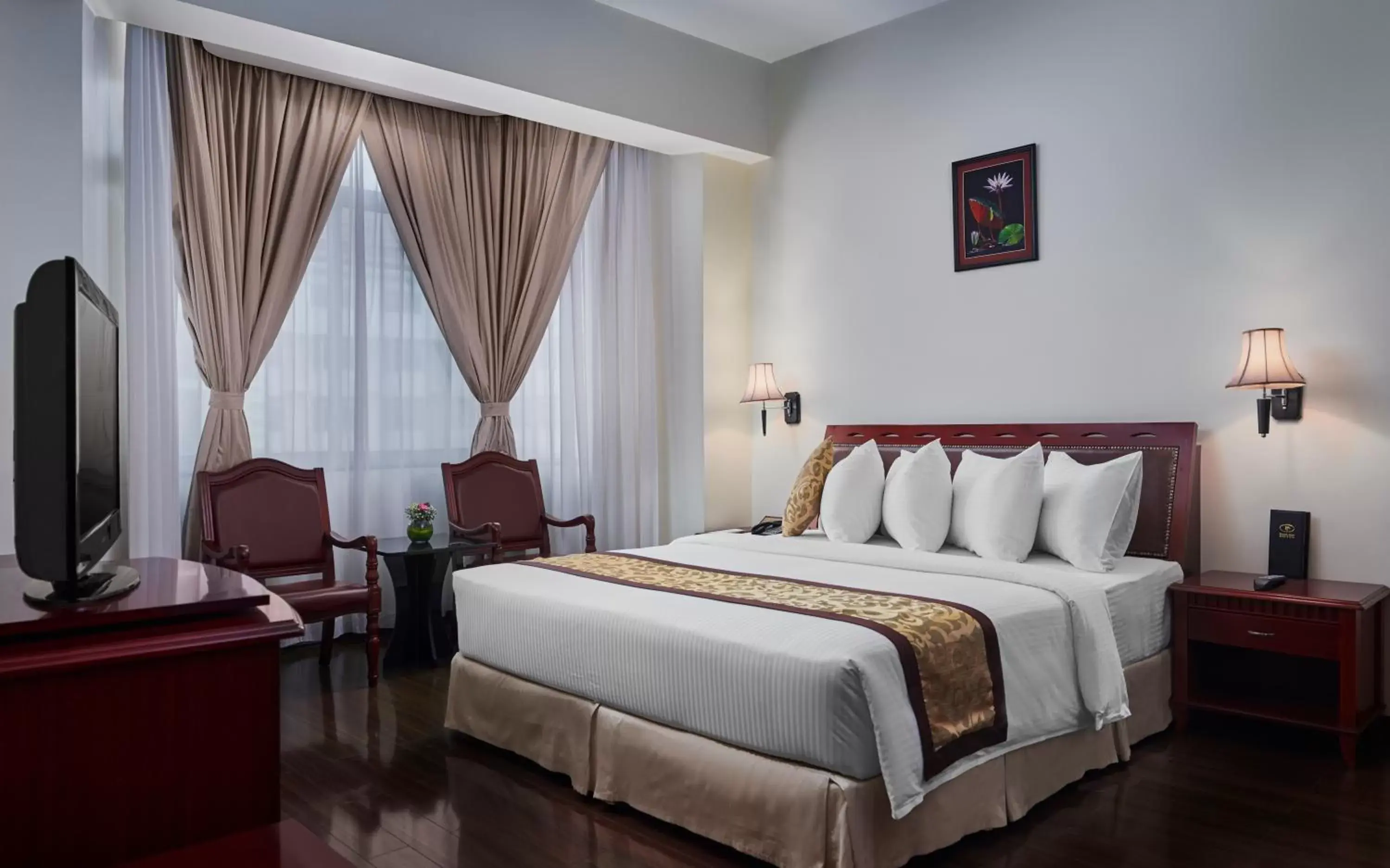 Bedroom, Bed in Phnom Penh Hotel