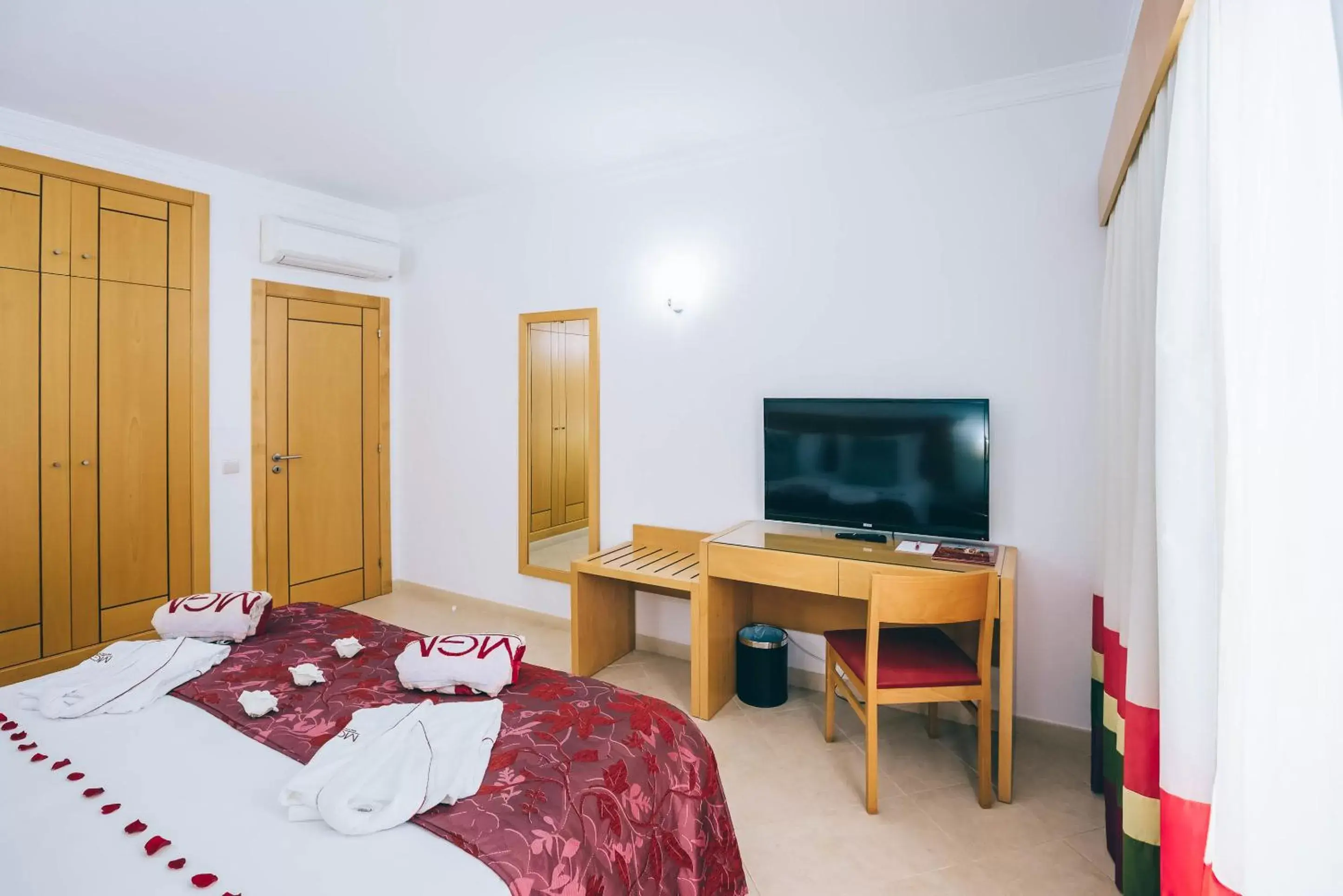 Bed, TV/Entertainment Center in Grand Muthu Forte do Vale