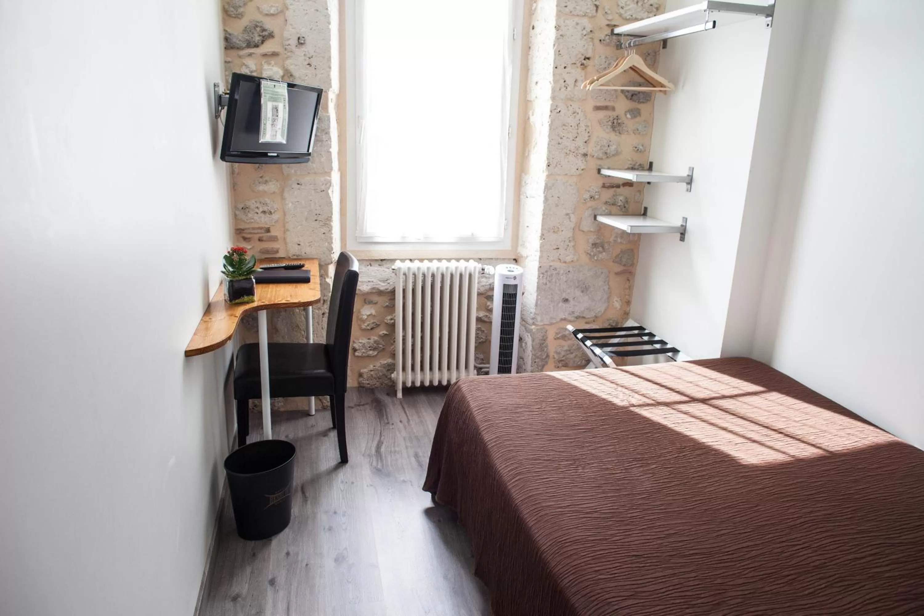 Photo of the whole room, Bed in Hôtel Henri IV