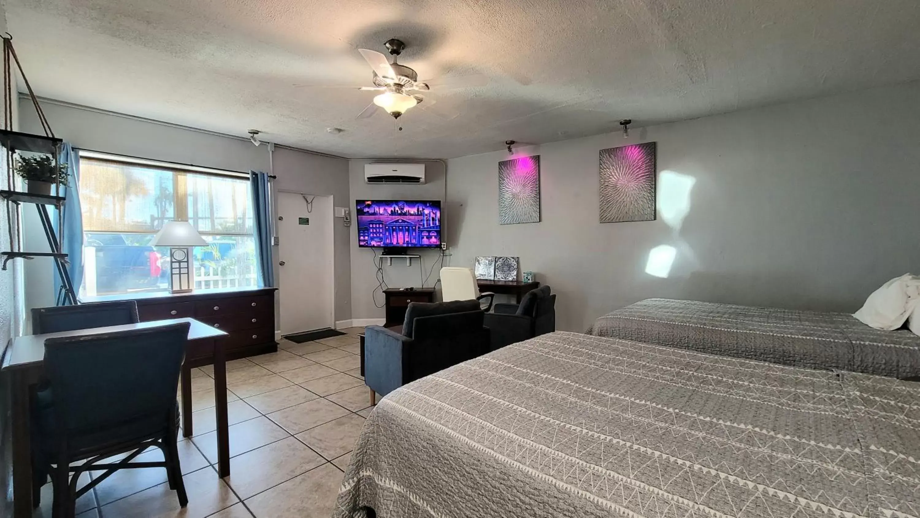 Living room, Bed in Barefoot mailman motel Living room, Bed in Barefoot mailman motel