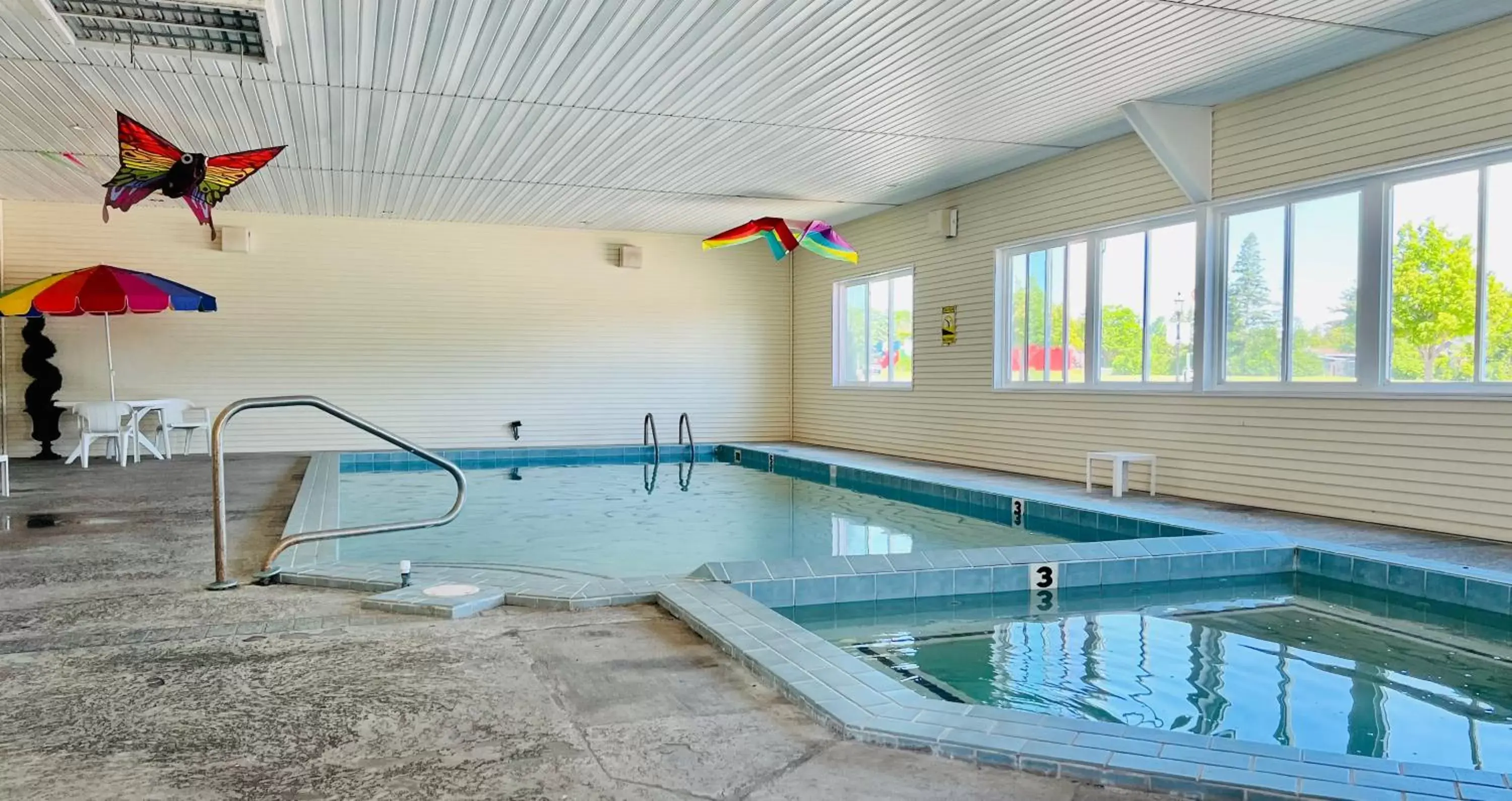 Swimming Pool in Court Plaza Inn & Suites of Mackinaw