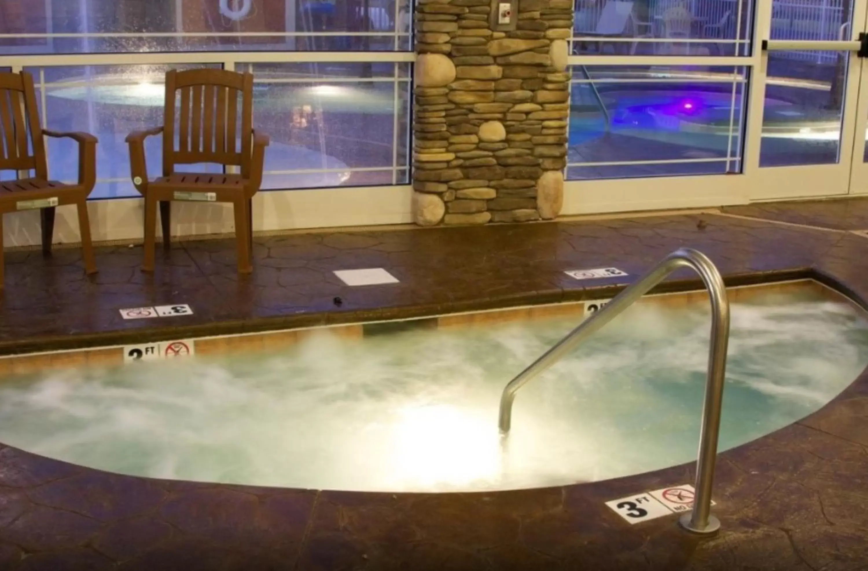 Hot Tub, Swimming Pool in Clarion Inn Near Island Drive