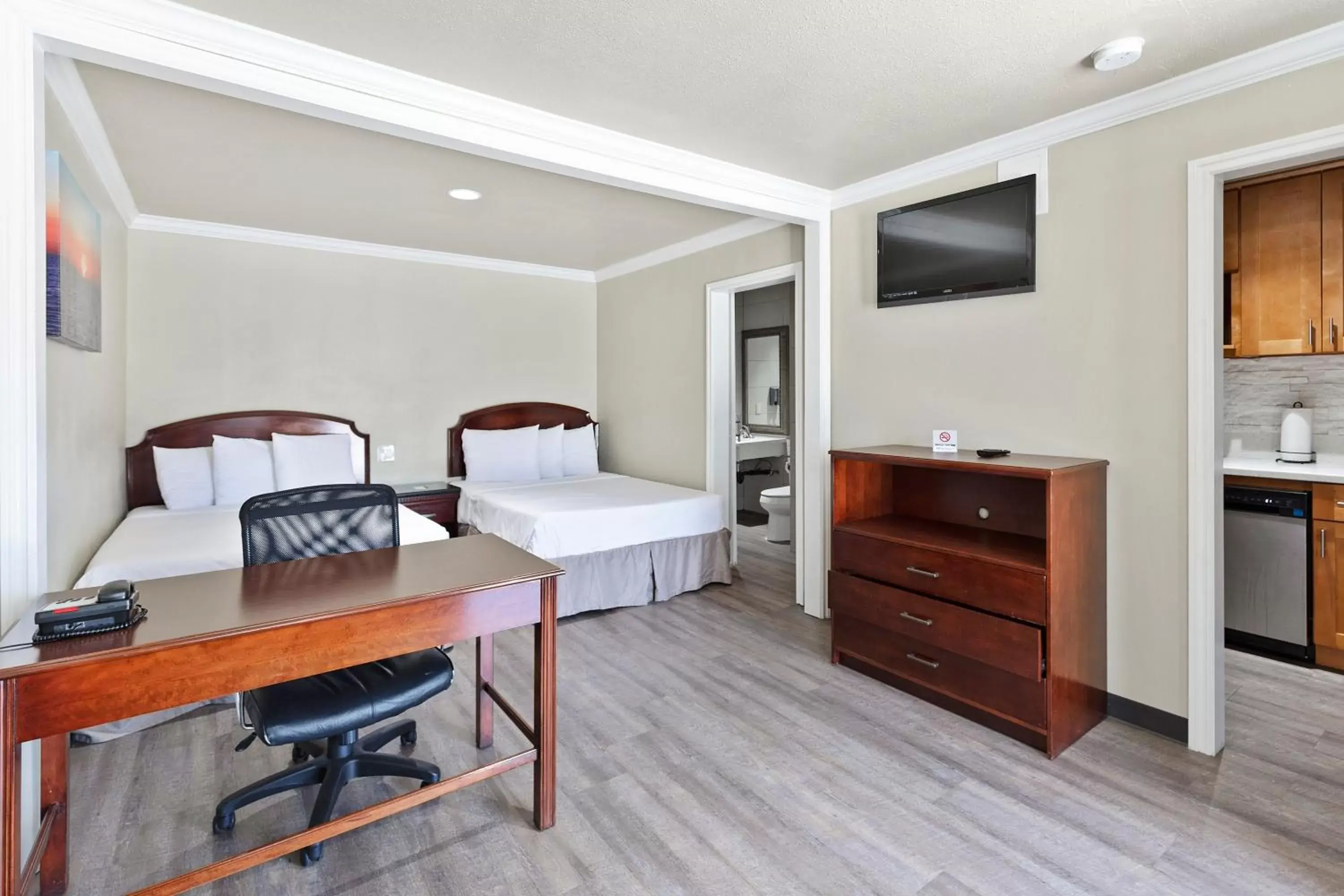 Seating area, Bed in Le Blanc Inn & Suites