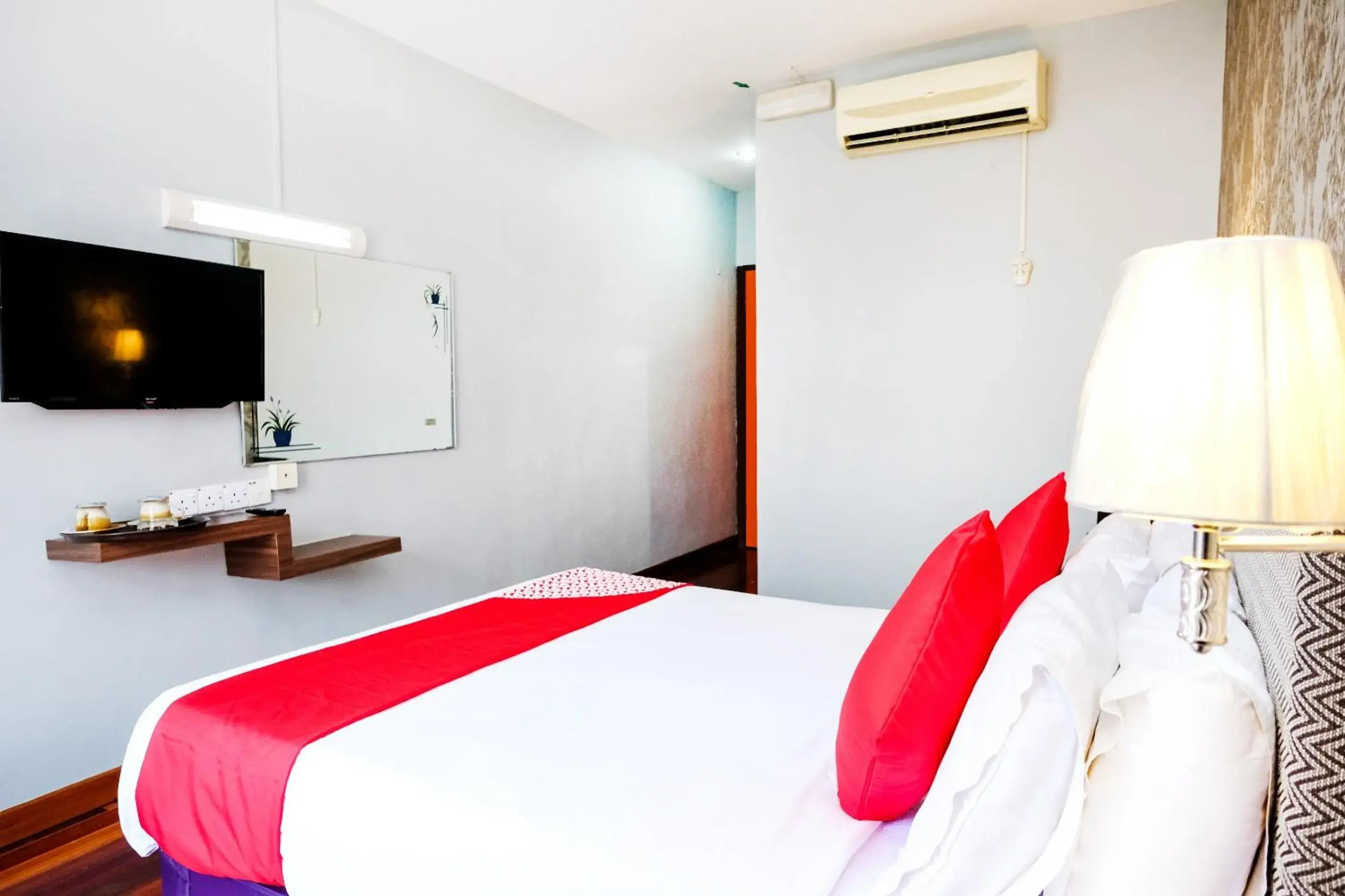 Bedroom, Bed in Super OYO 546 Grand City Hotel