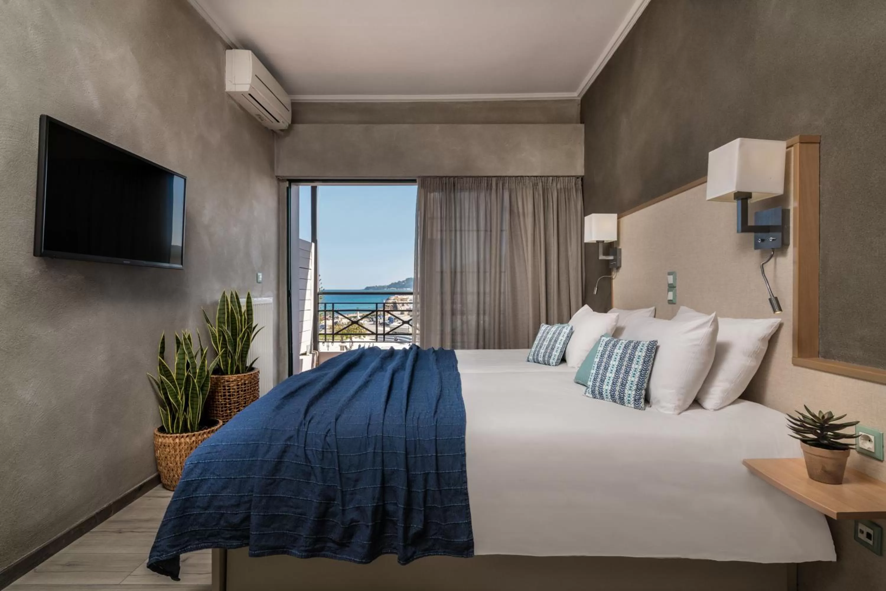 Balcony/Terrace, Bed in Phoenix Hotel