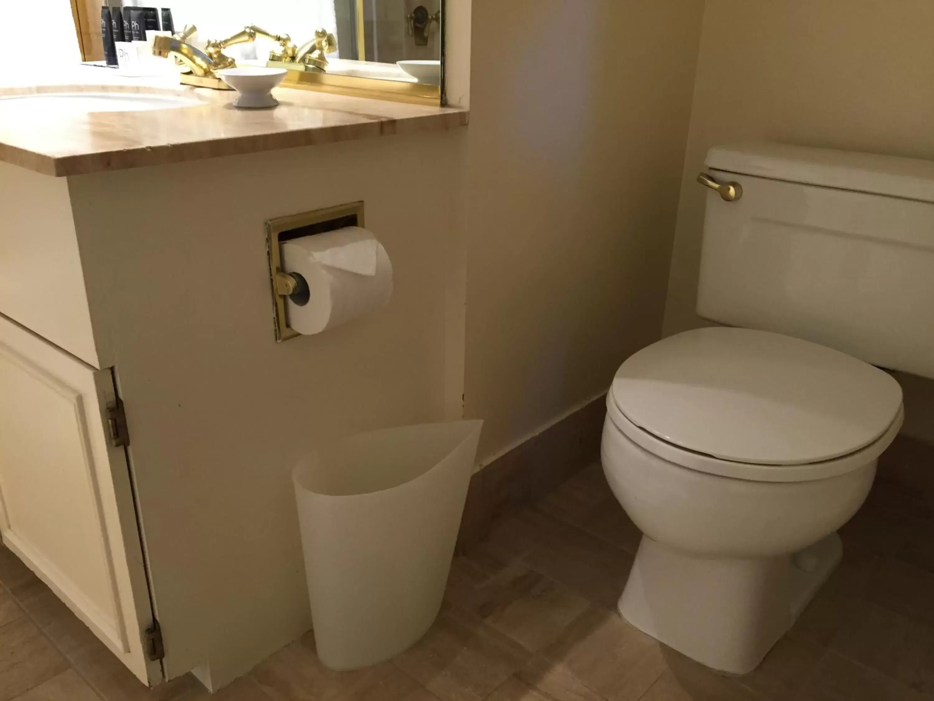 Toilet, Bathroom in Kensington Park Hotel