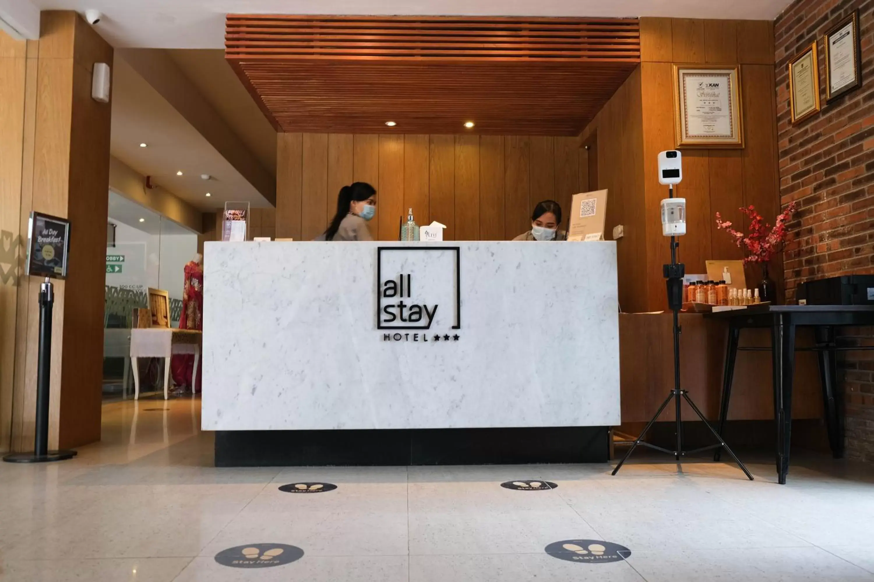 Lobby or reception in Allstay Hotel Semarang Simpang Lima