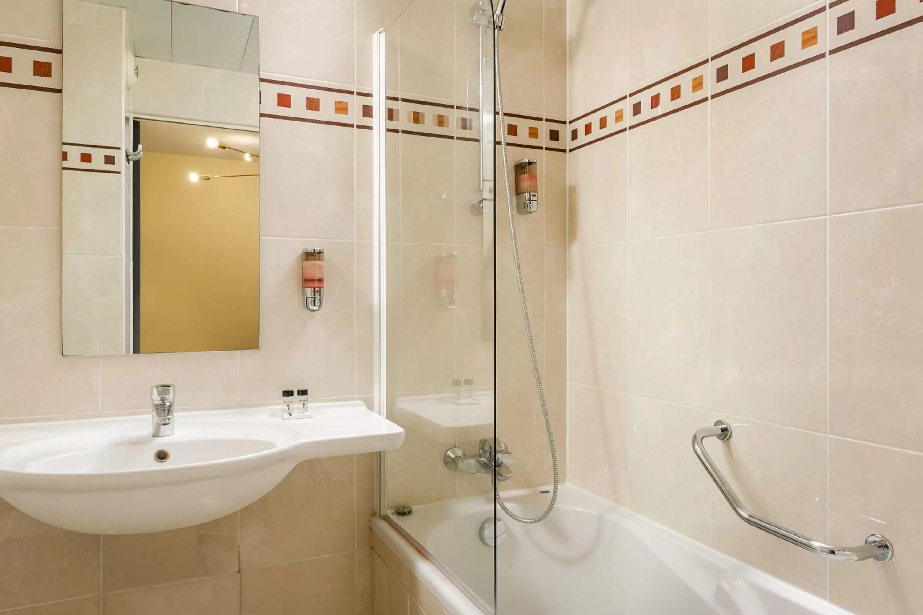 Bathroom in Hotel Elysée Etoile