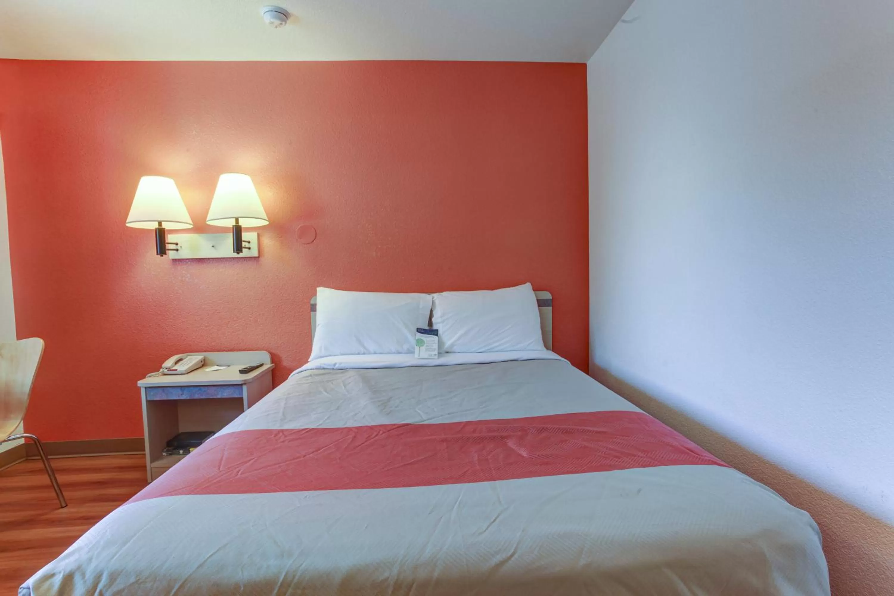 Bedroom, Bed in Motel 6-Grants Pass, OR