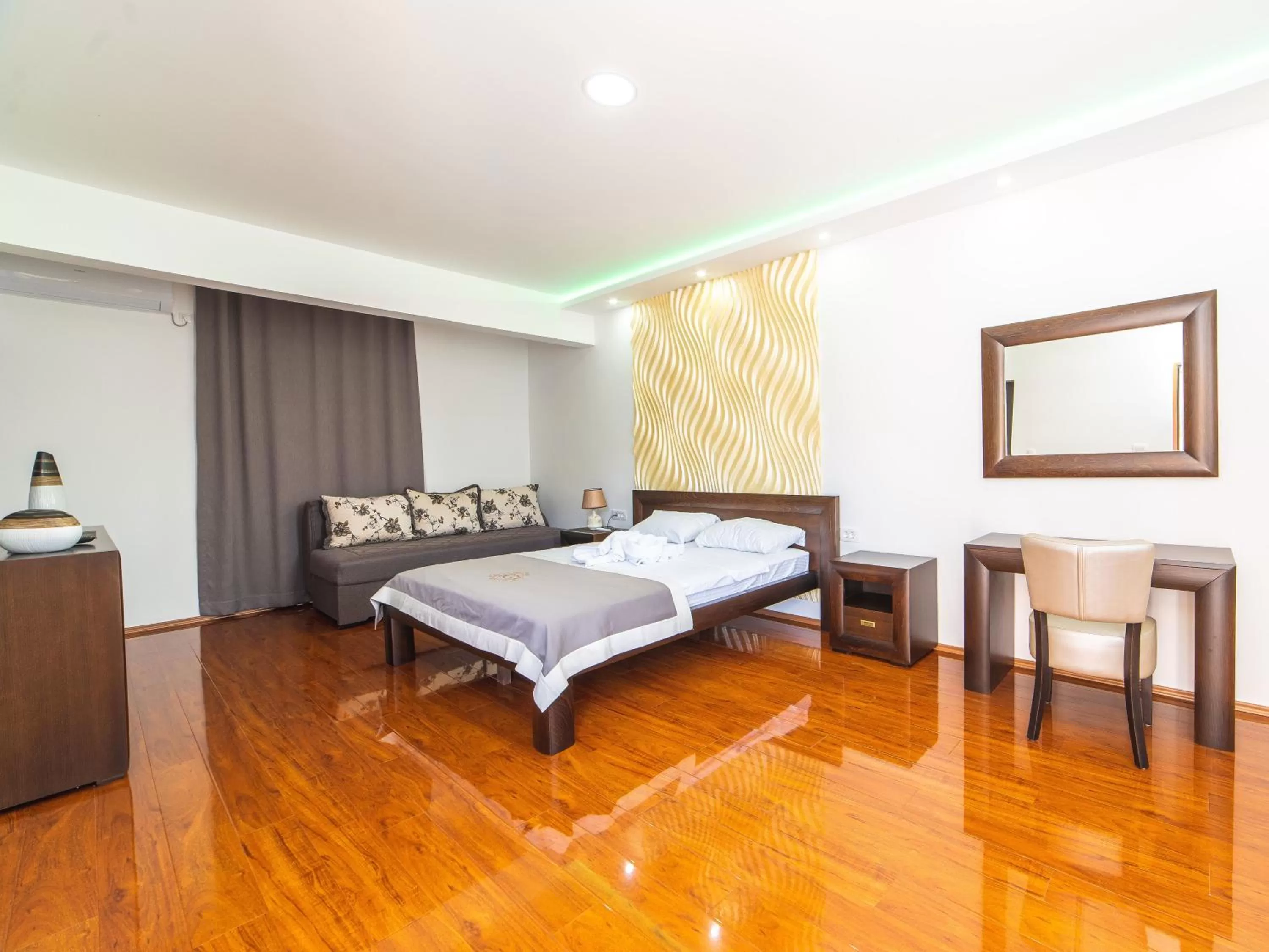 Bed in Hotel Royal Garden