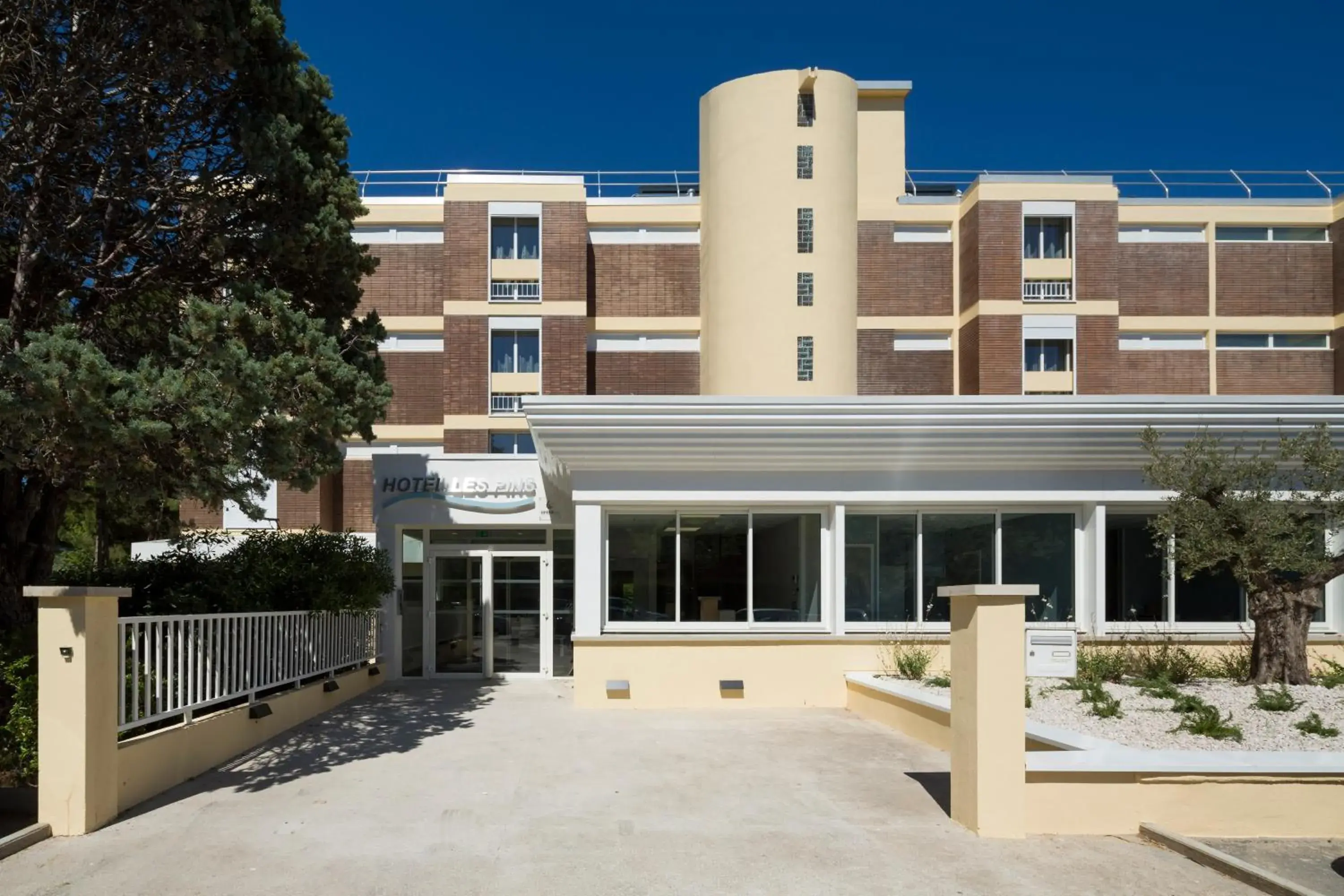 Facade/entrance in Operalia Hotel les Pins