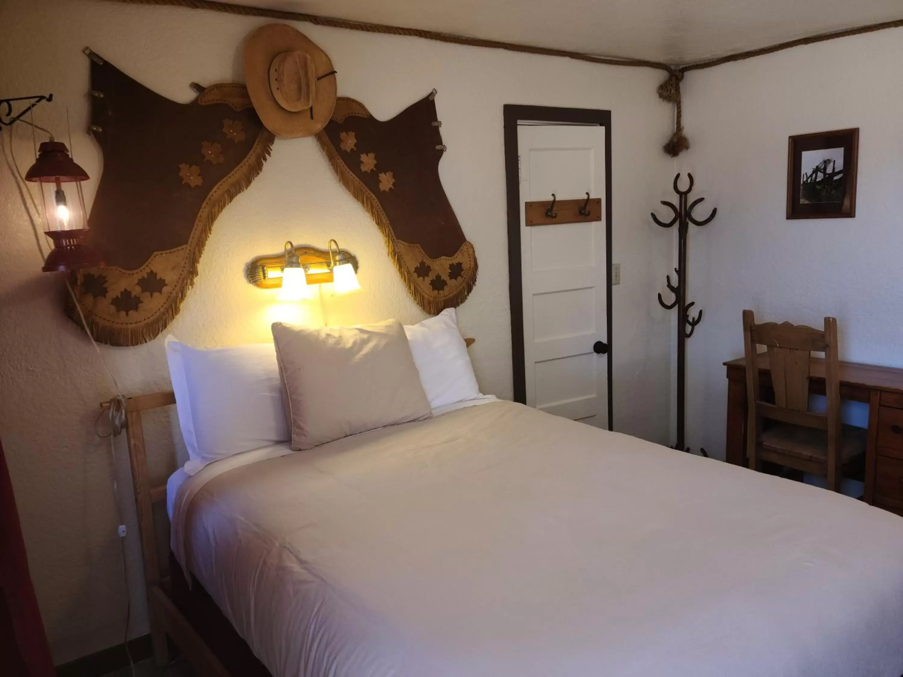 Bed in Lee's Ferry Lodge at Vermilion Cliffs