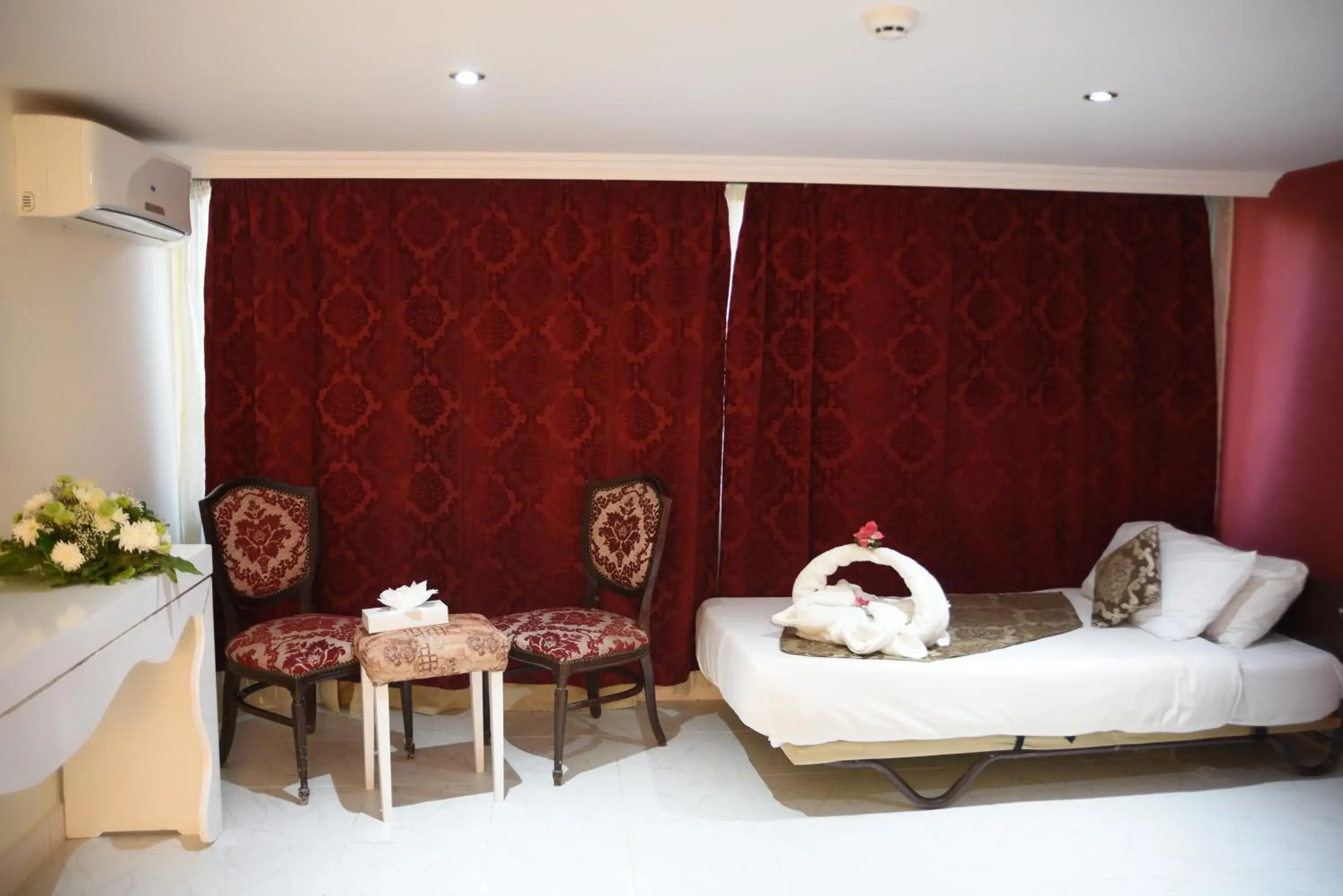Bed, Seating Area in Kanzy Hotel Cairo