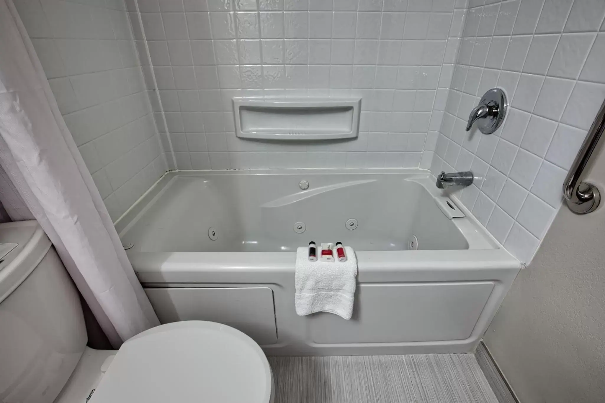 Hot Tub, Bathroom in Microtel Inn & Suites by Wyndham Niagara Falls