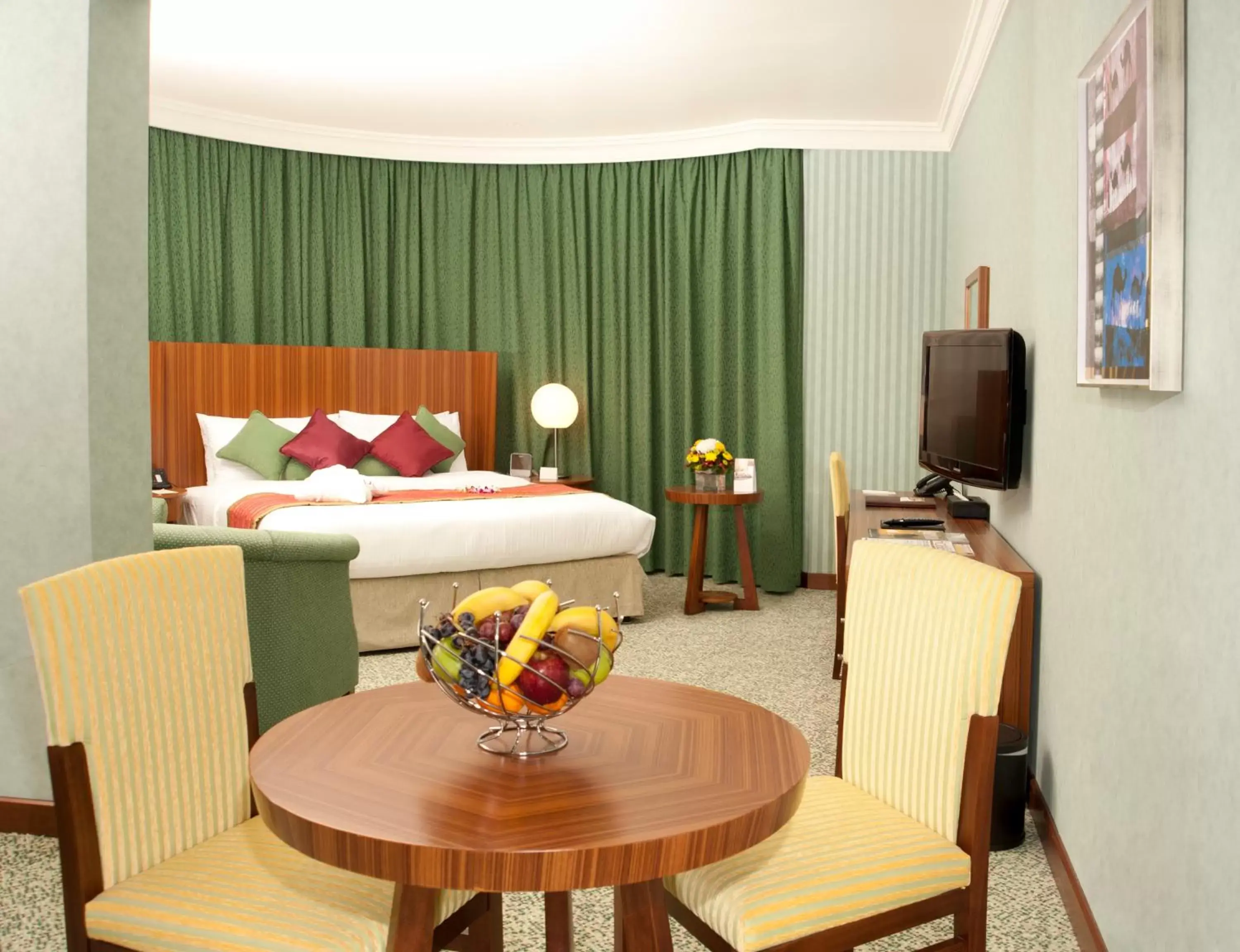 Bedroom, TV/Entertainment Center in City Seasons Al Hamra Hotel