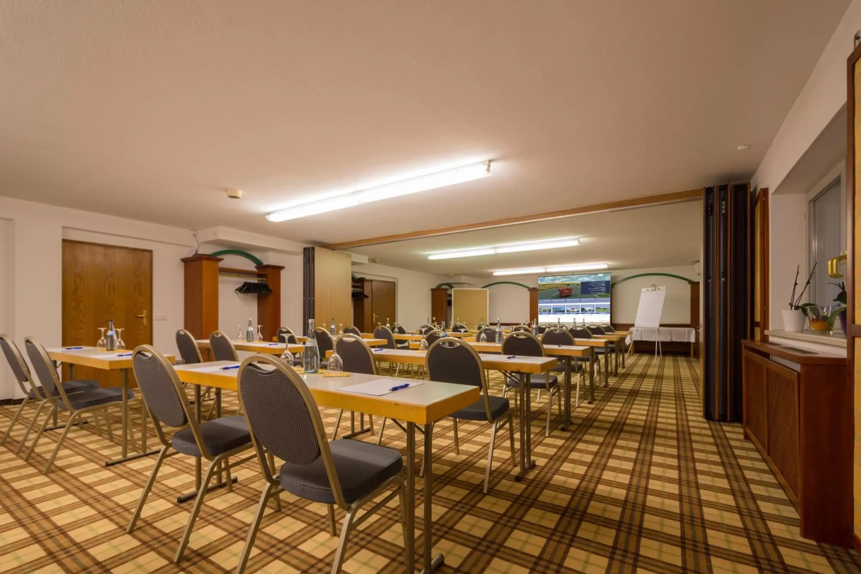 Business facilities, Restaurant/Places to Eat in Hotel Fortuna