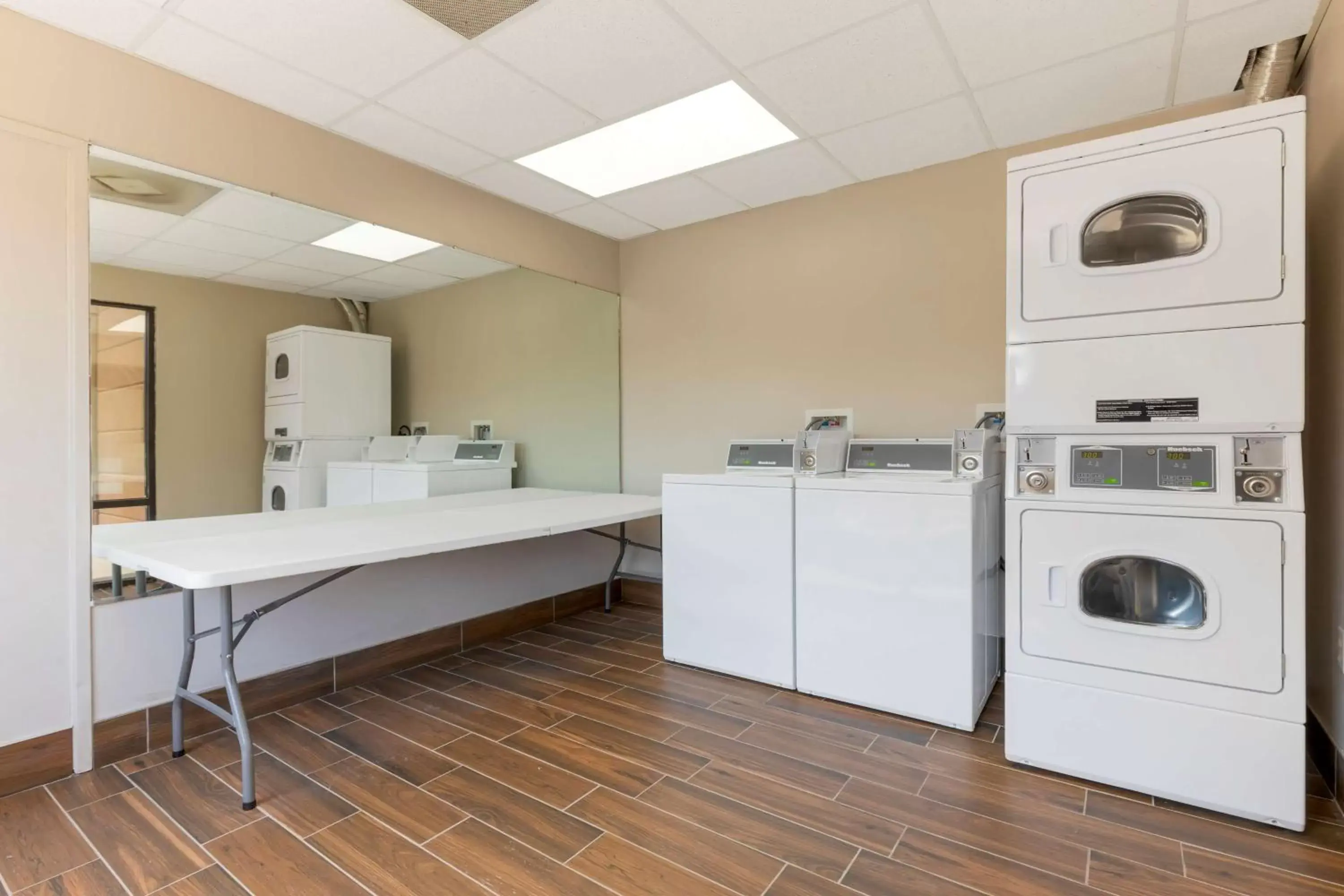 Property building, Kitchen/Kitchenette in Best Western Seneca-Clemson