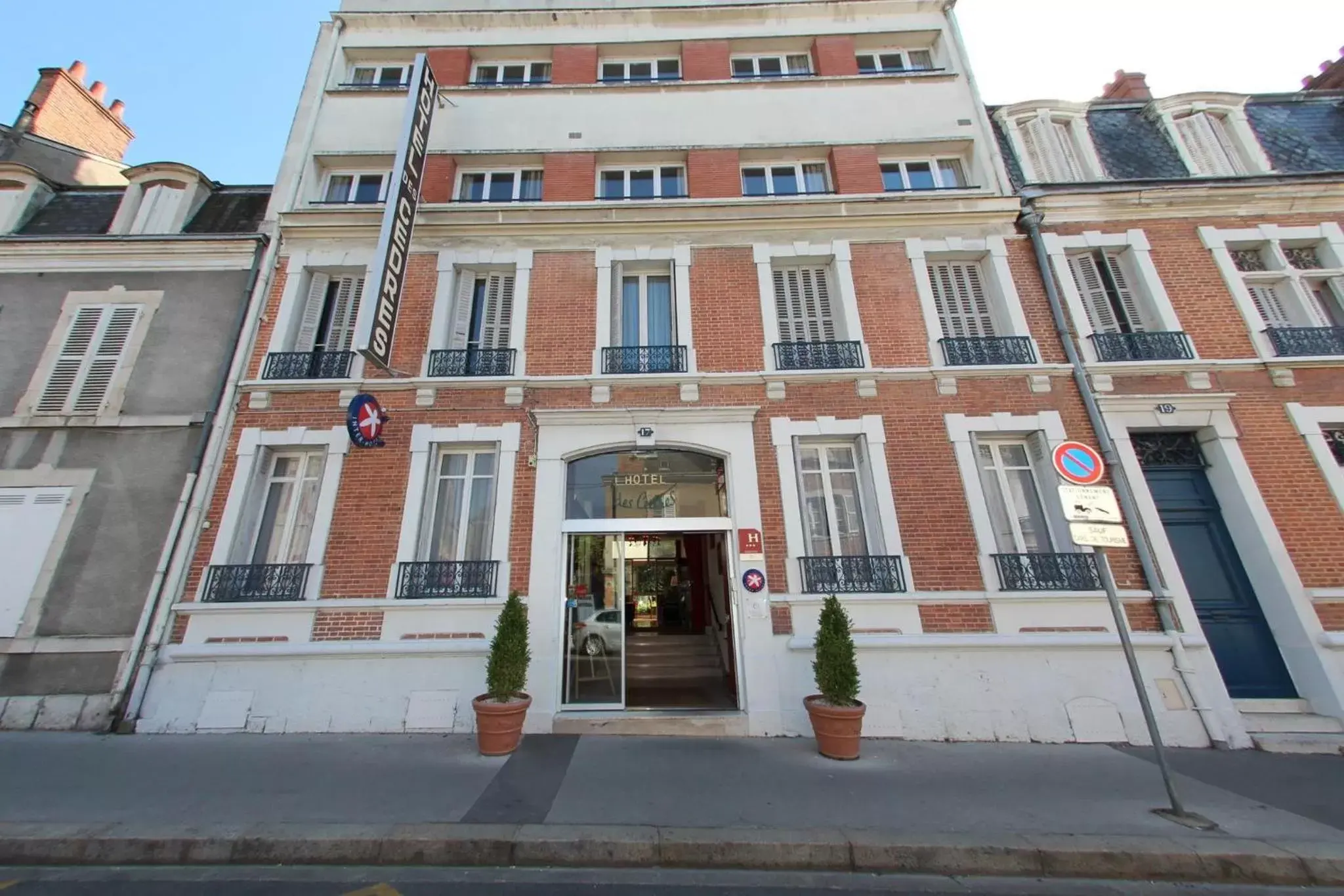 Facade/entrance, Property Building in Hotel Des Cedres