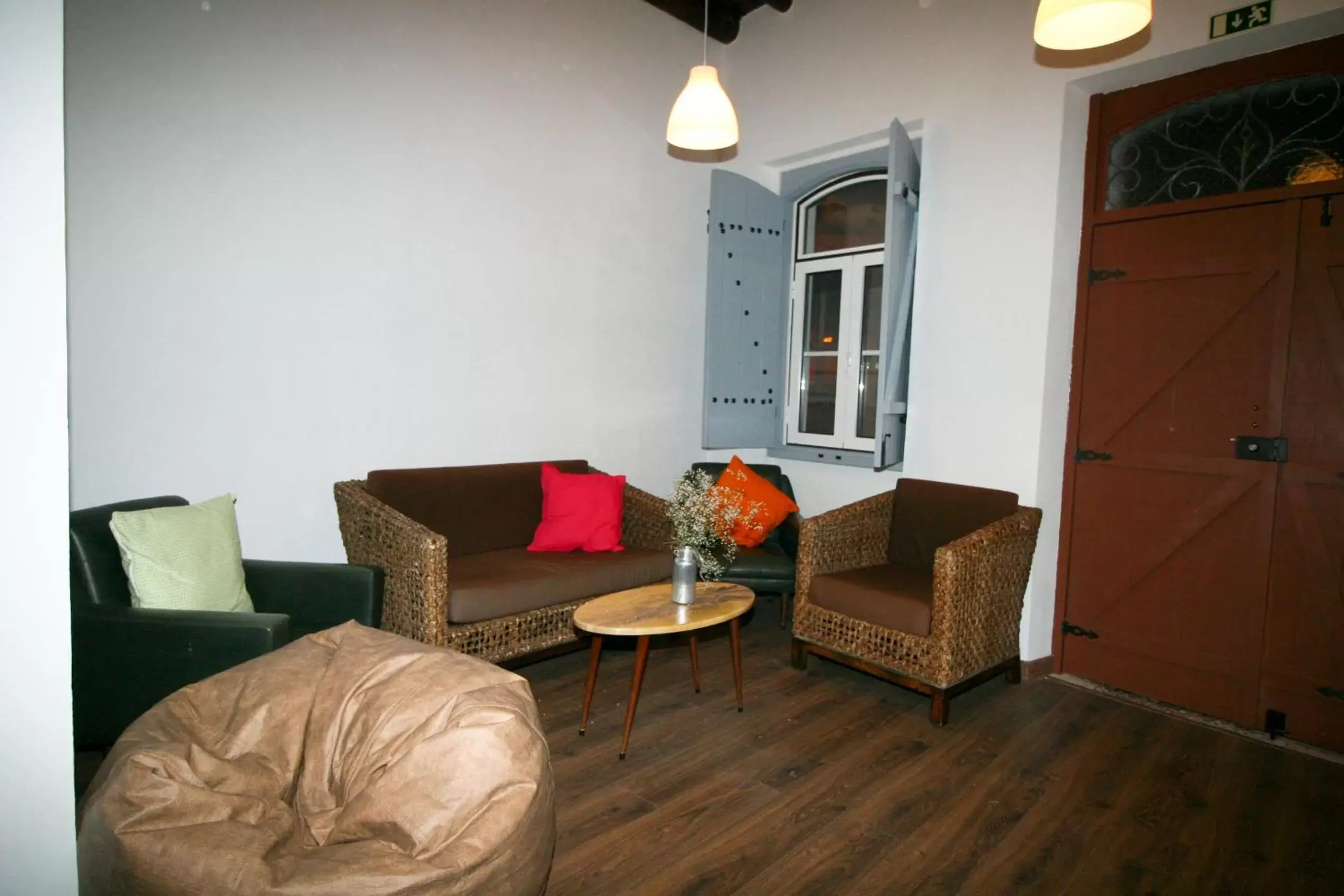 Communal lounge/ TV room, Seating Area in Casa dos Batalim