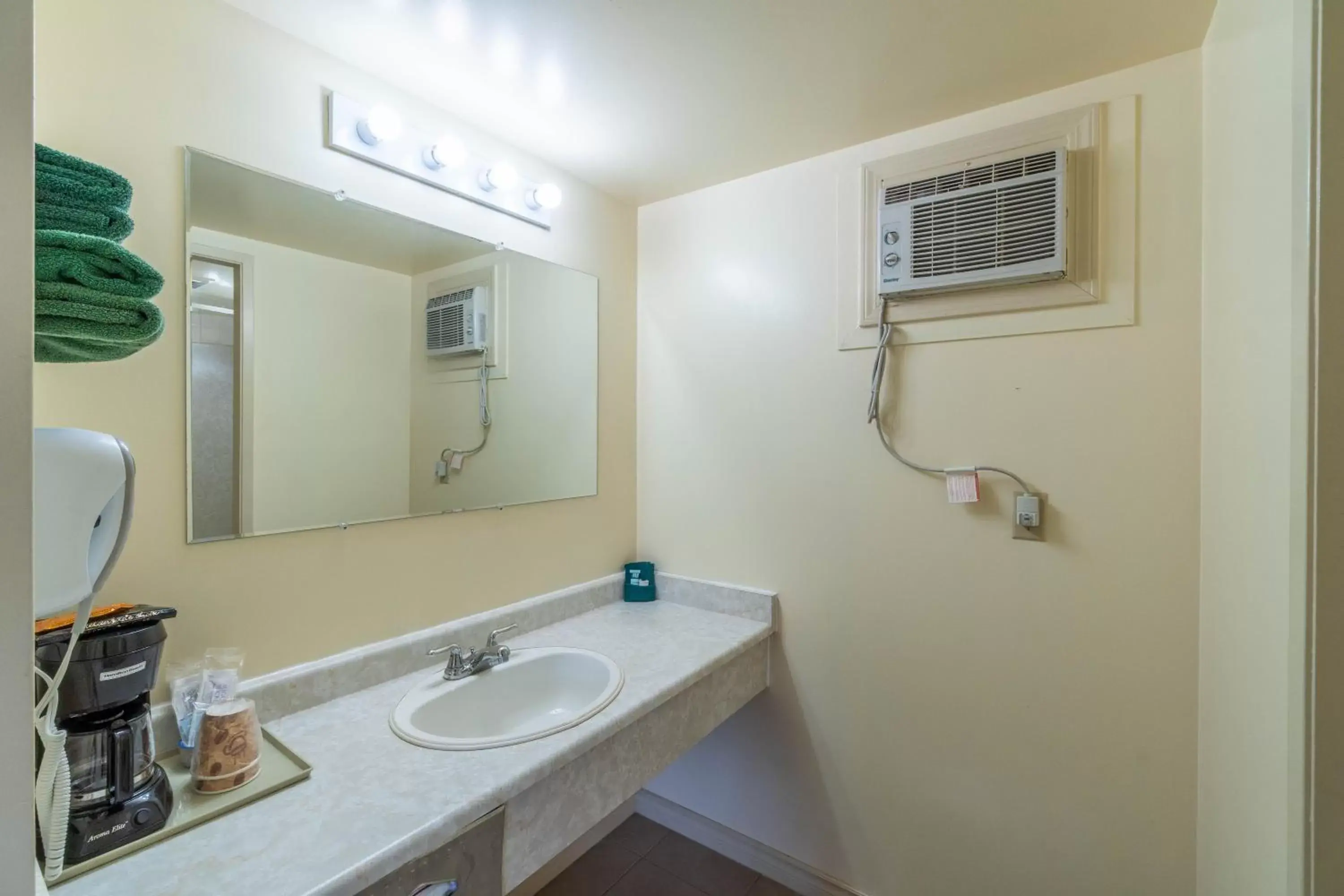Photo of the whole room, Bathroom in Canada's Best Value Desert Inn & Suites