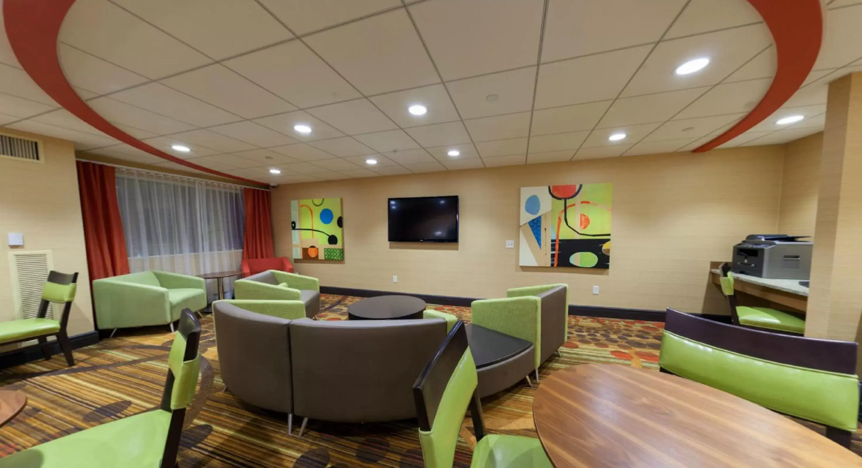 Communal lounge/ TV room in Radisson Plaza Hotel at Kalamazoo Center