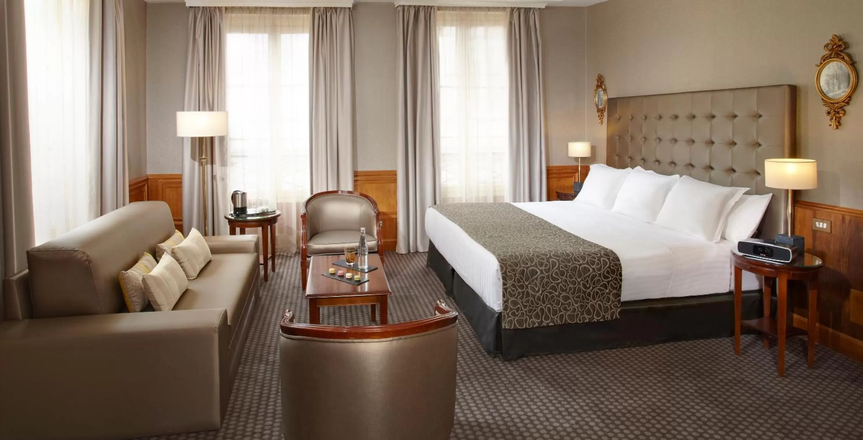 Seating area, Bed in Meliá Paris Vendôme