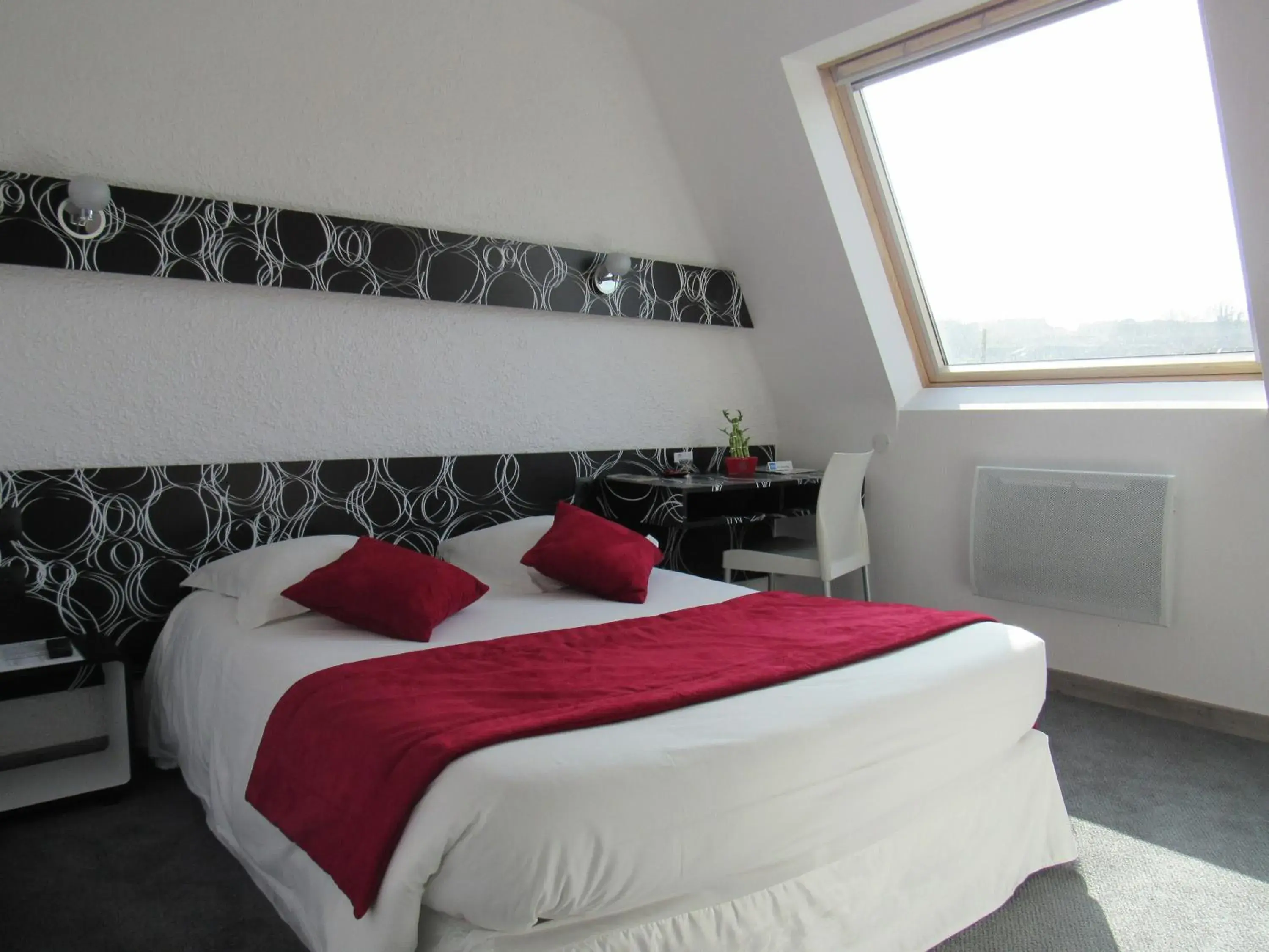 Photo of the whole room, Bed in Citotel Les Sternes