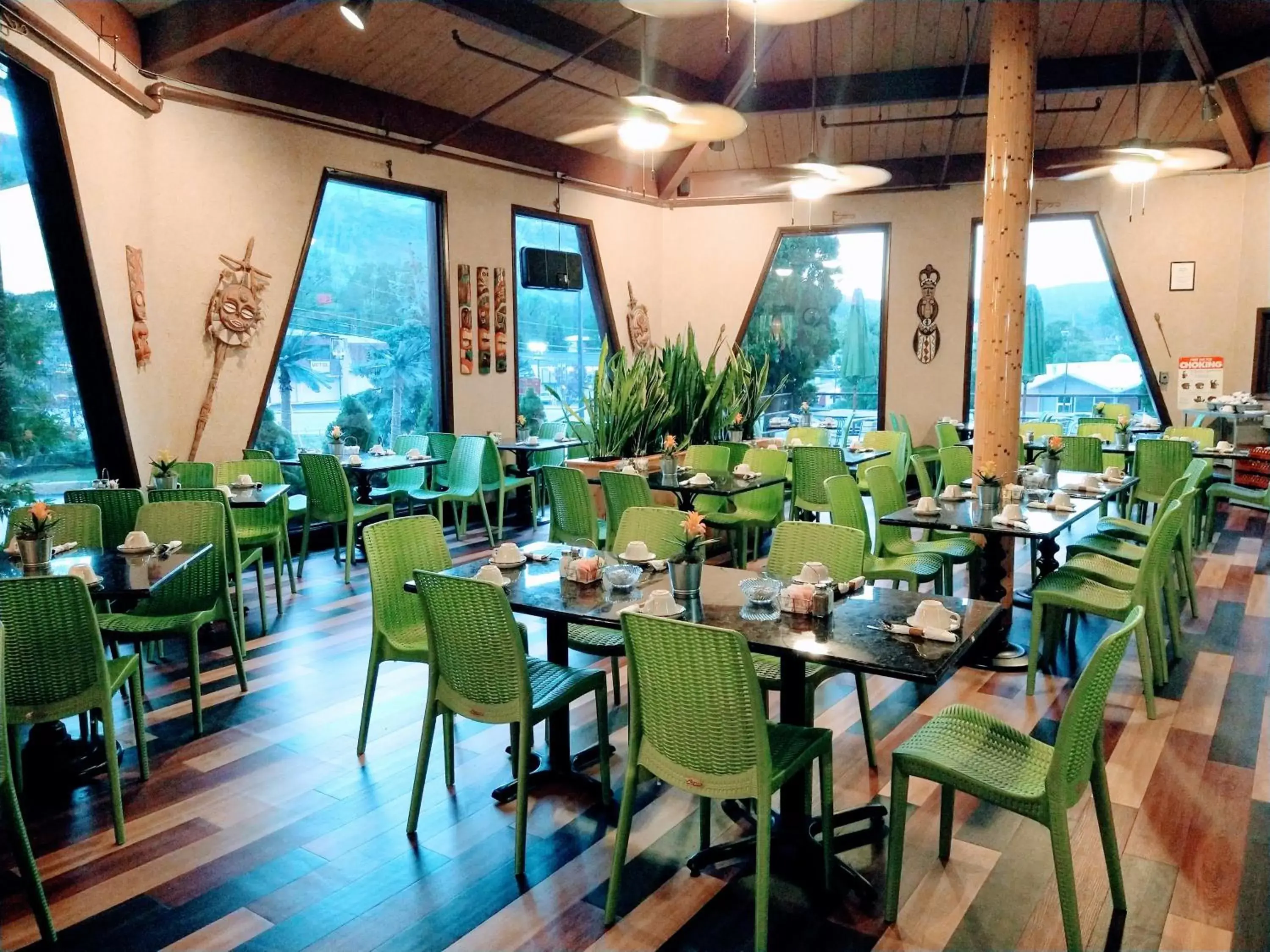Restaurant/Places to Eat in Tiki Resort