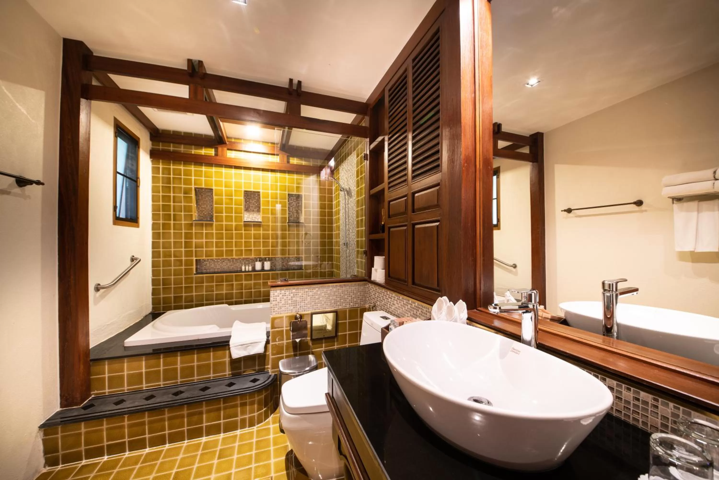 Shower in Phra Singh Village