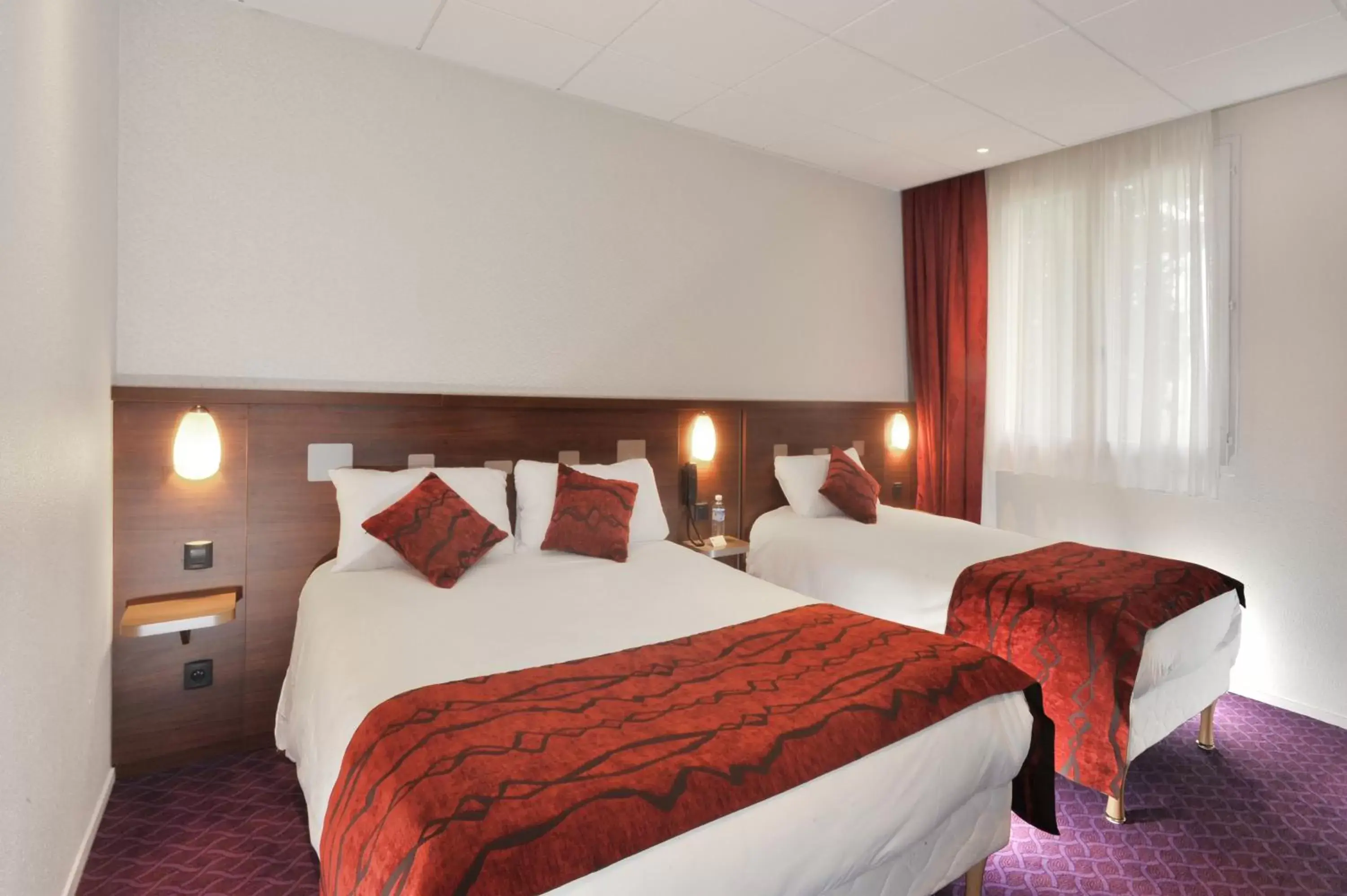 Photo of the whole room, Bed in Brit Hotel Nantes Vigneux - L'Atlantel