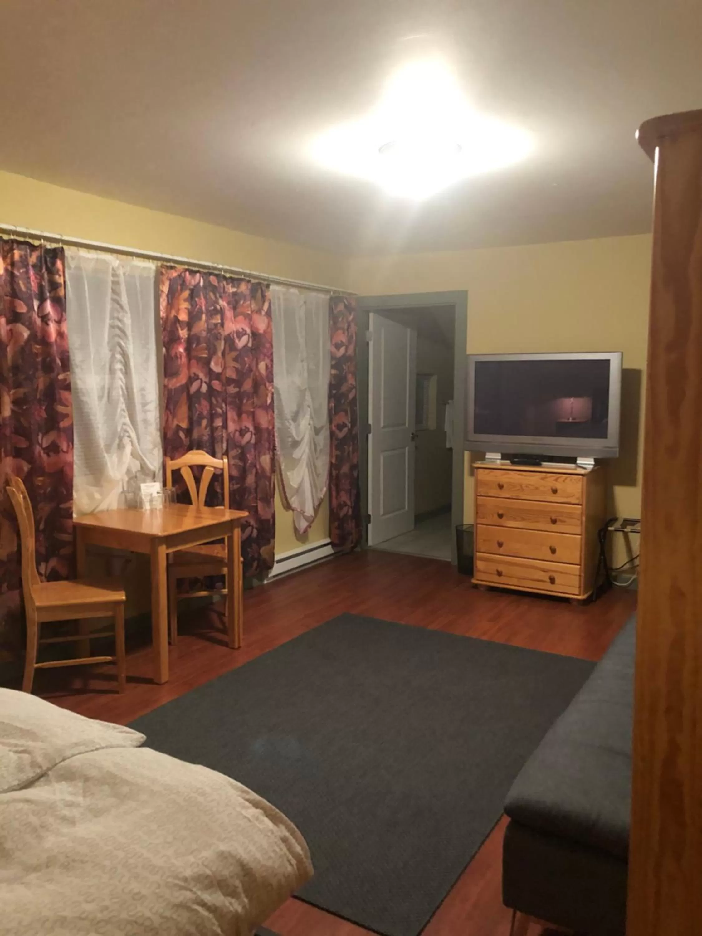 Bed in Crowsnest Vineyards Guesthouse