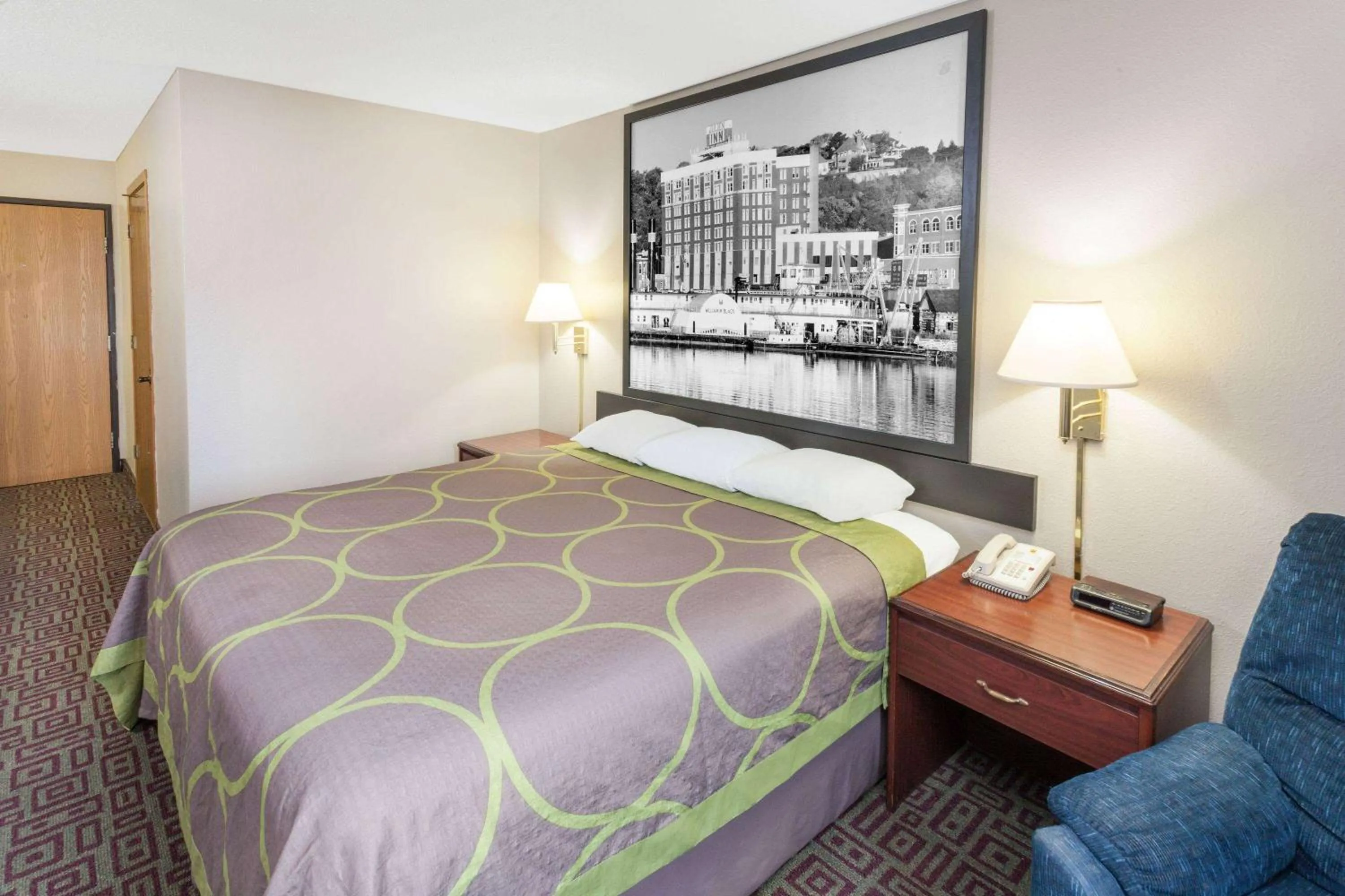 Photo of the whole room, Bed in Super 8 by Wyndham Muscatine