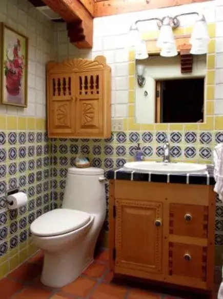 Bathroom in La Dona Luz Inn an Historic B&B