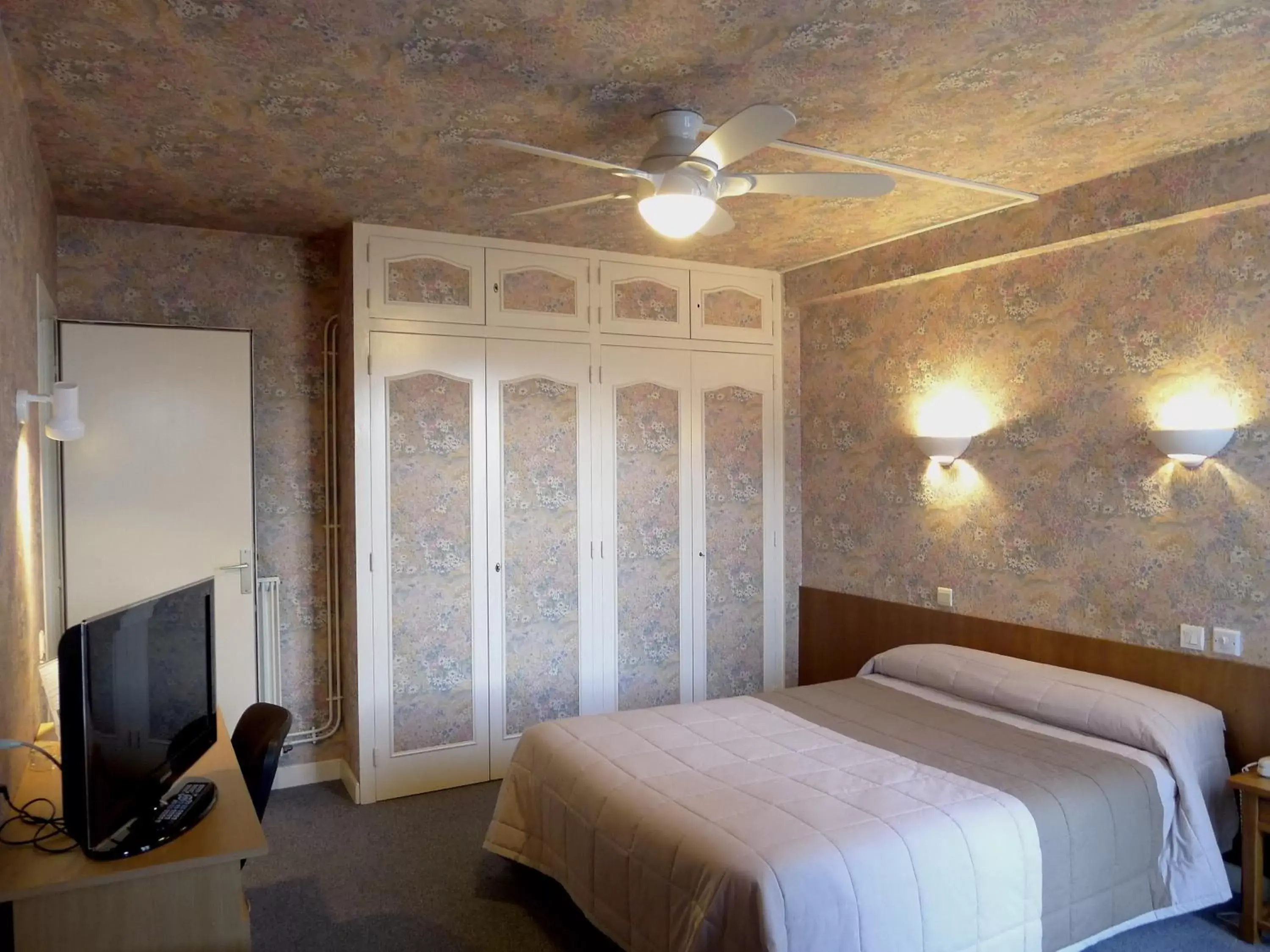 Photo of the whole room, Bed in Hôtel du Sablar