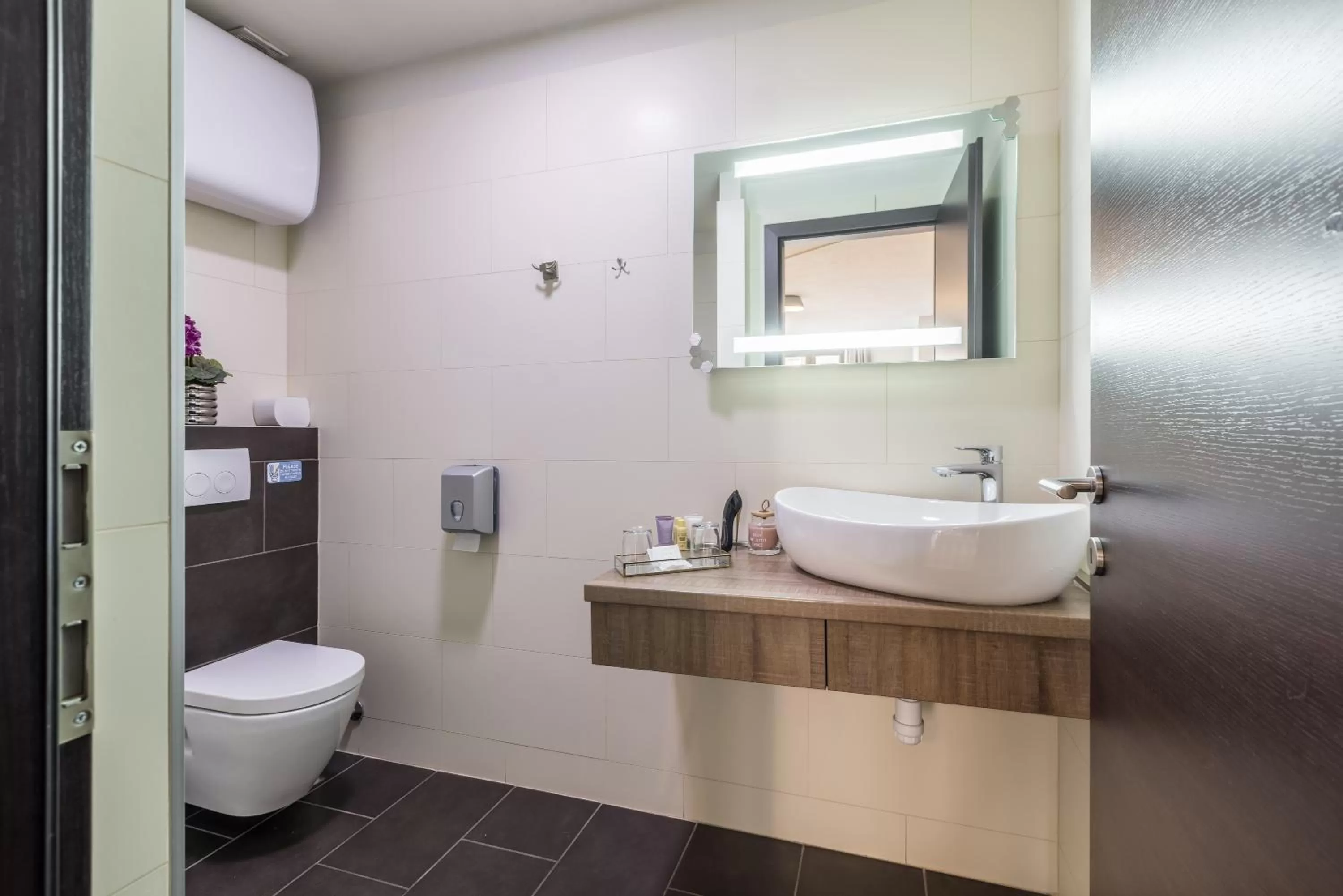 Bathroom in Leonis Restaurant & Rooms