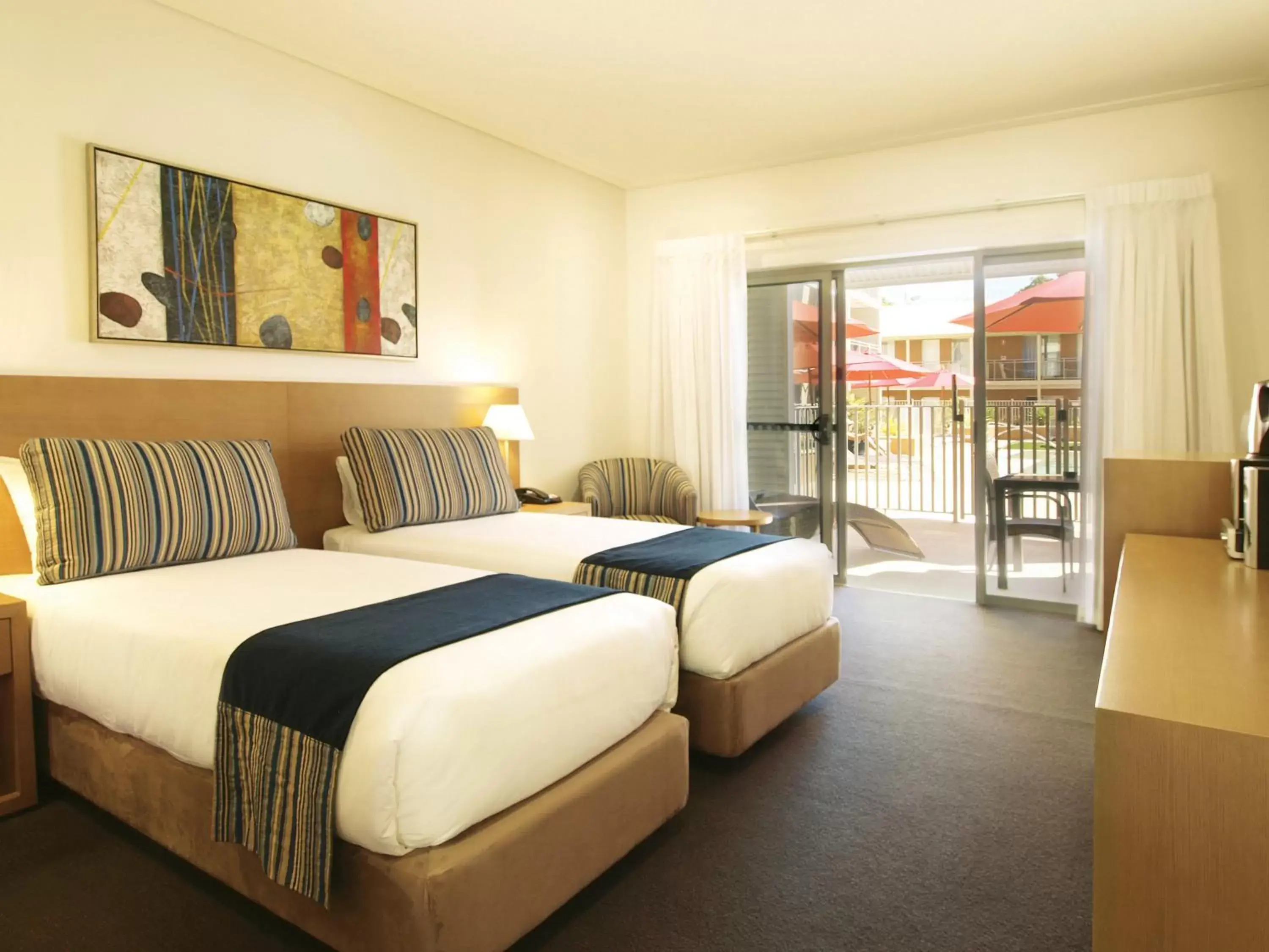 Balcony/Terrace, Bed in Oaks Broome Hotel