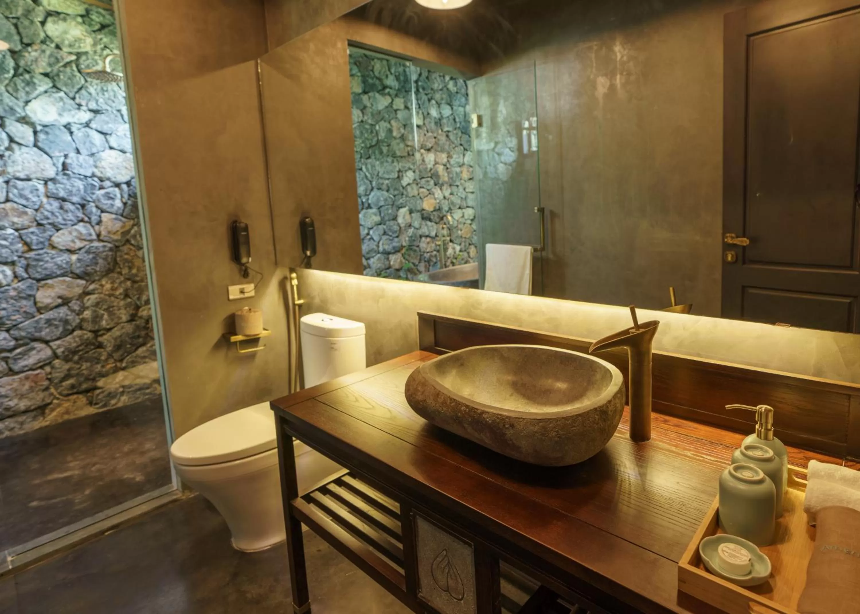 Bathroom in Aravinda Resort Ninh Binh