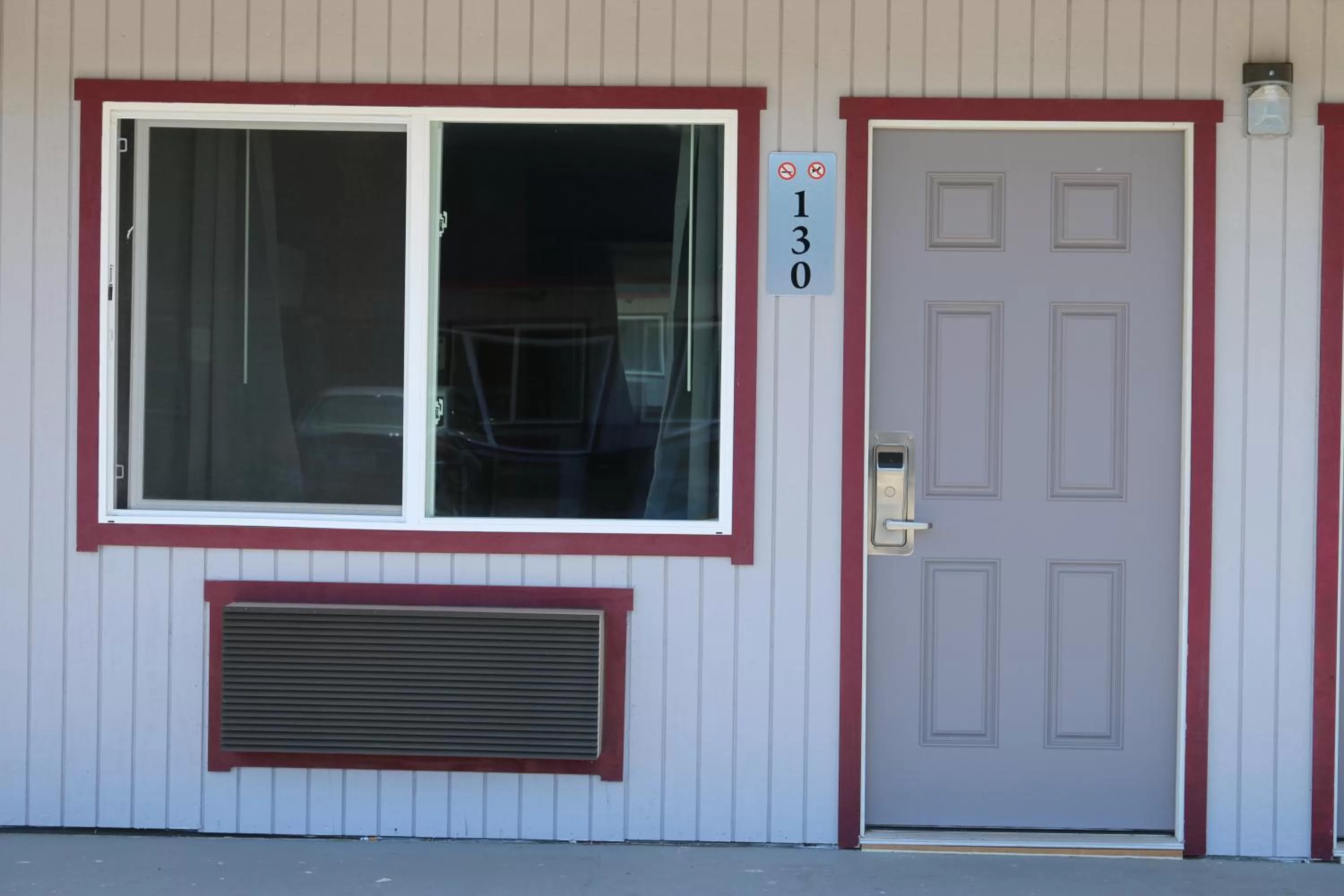 Facade/entrance in Westward Inn