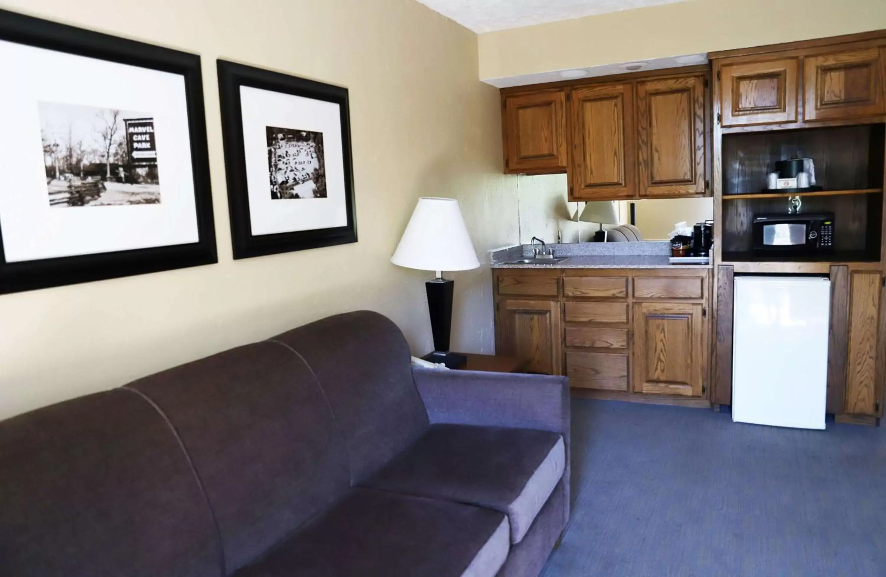 Photo of the whole room, Kitchen/Kitchenette in Best Western Branson Inn and Conference Center